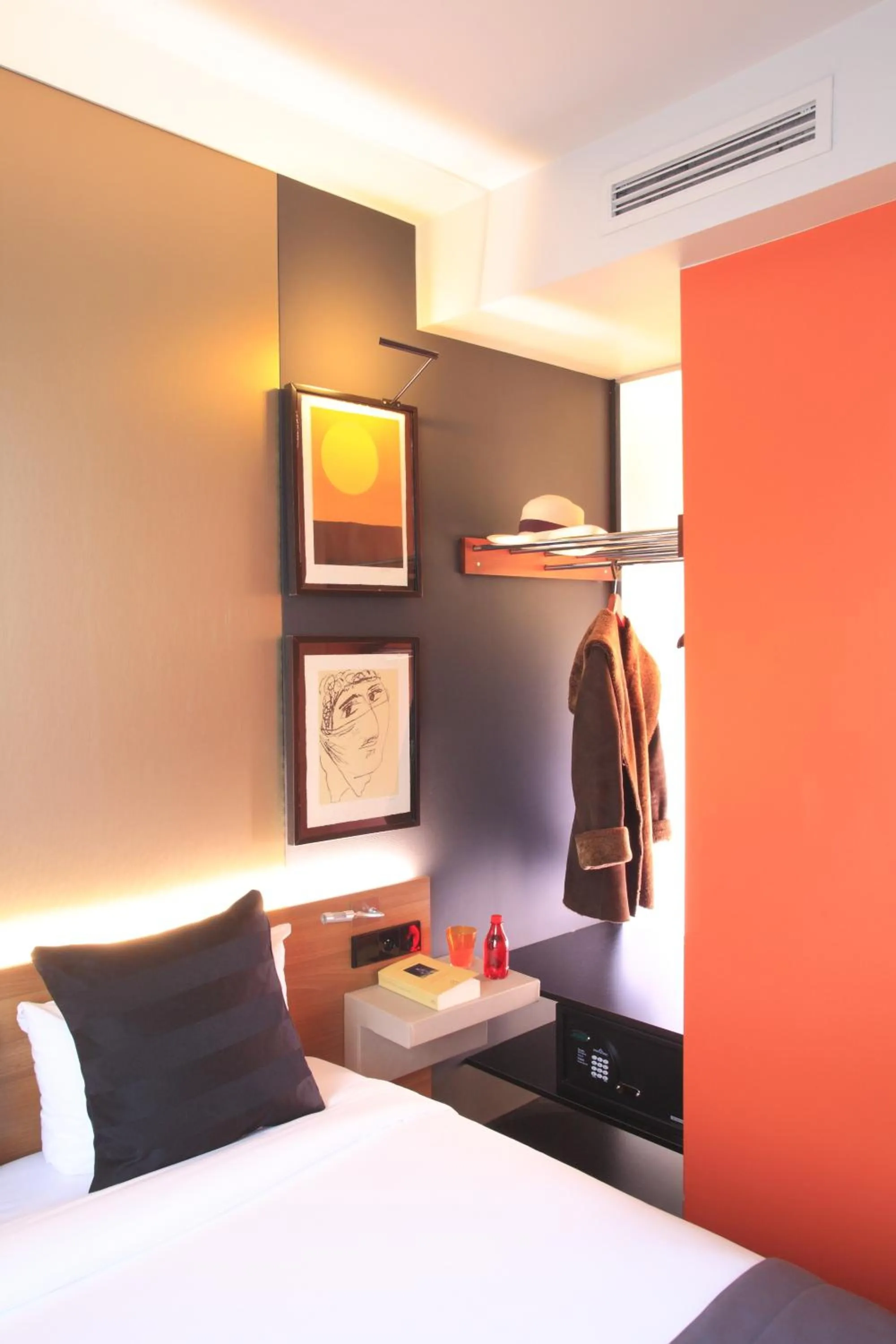 Shower, Bed in Fred'Hotel