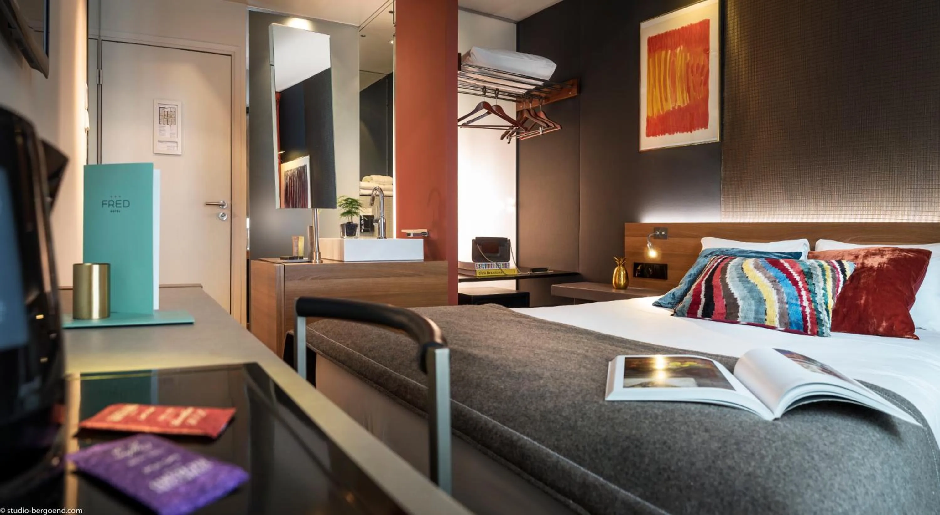 Shower, Bed in Fred'Hotel