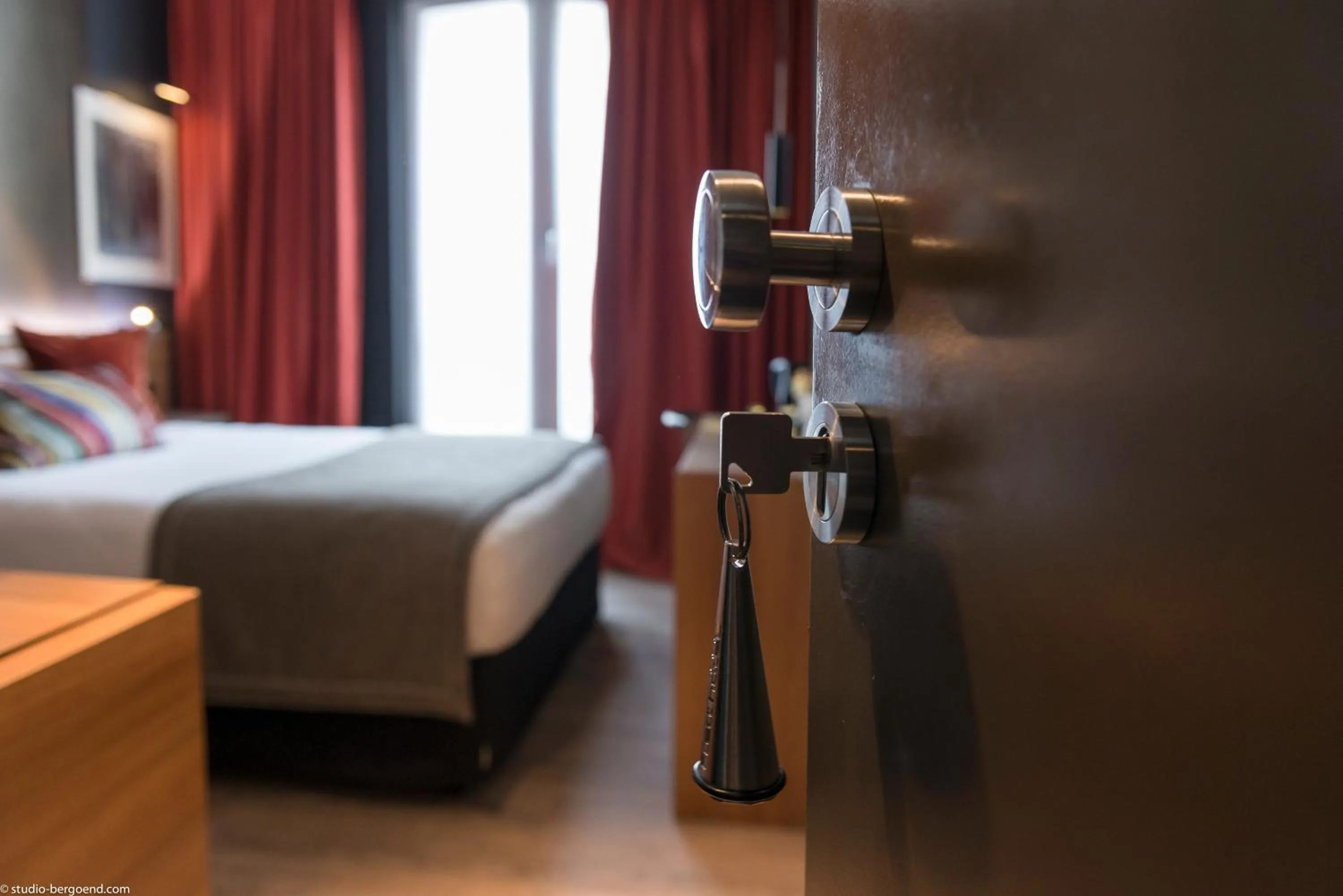 Shower, Bed in Fred'Hotel