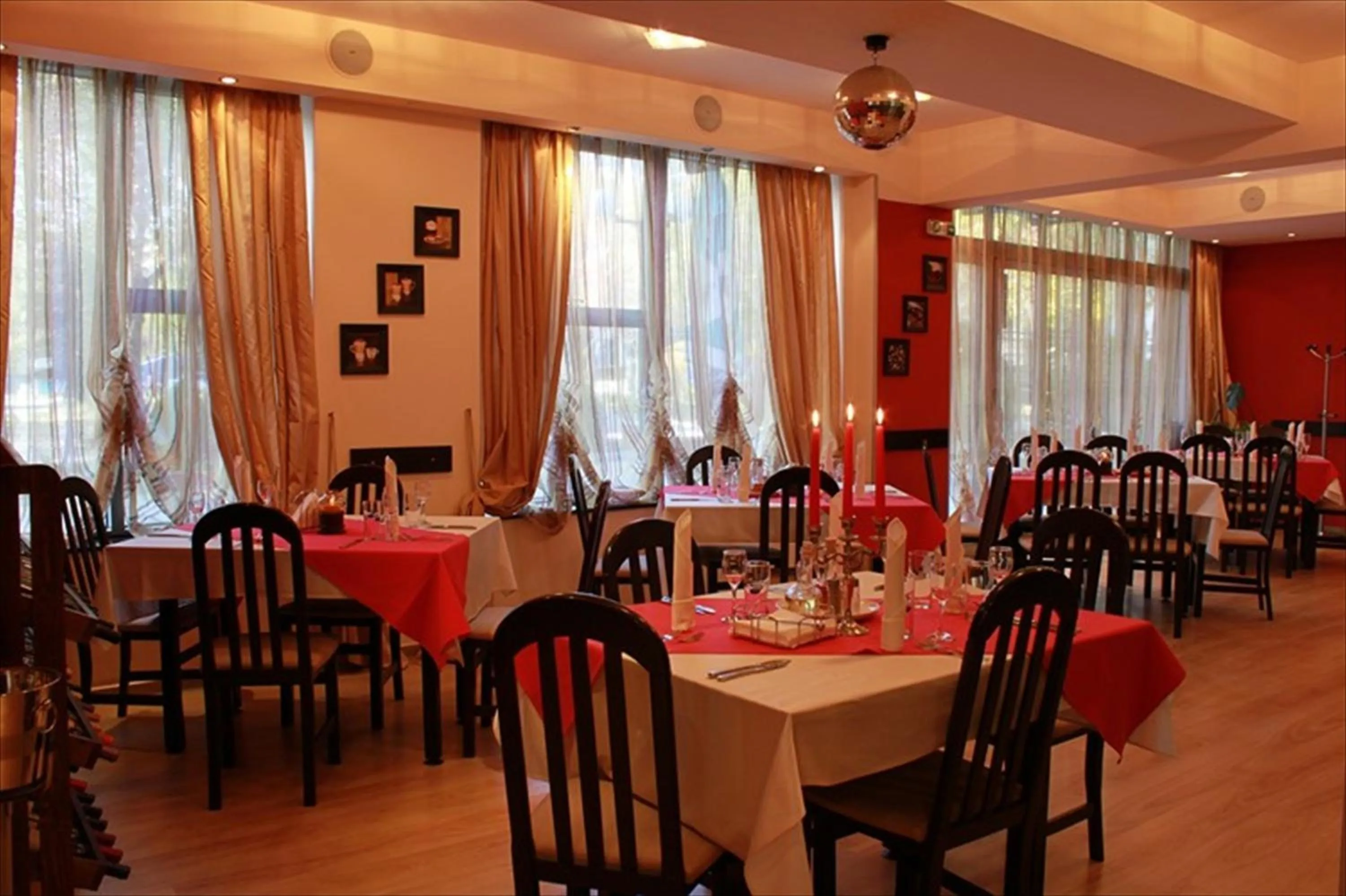 Restaurant/places to eat in Hotel Real