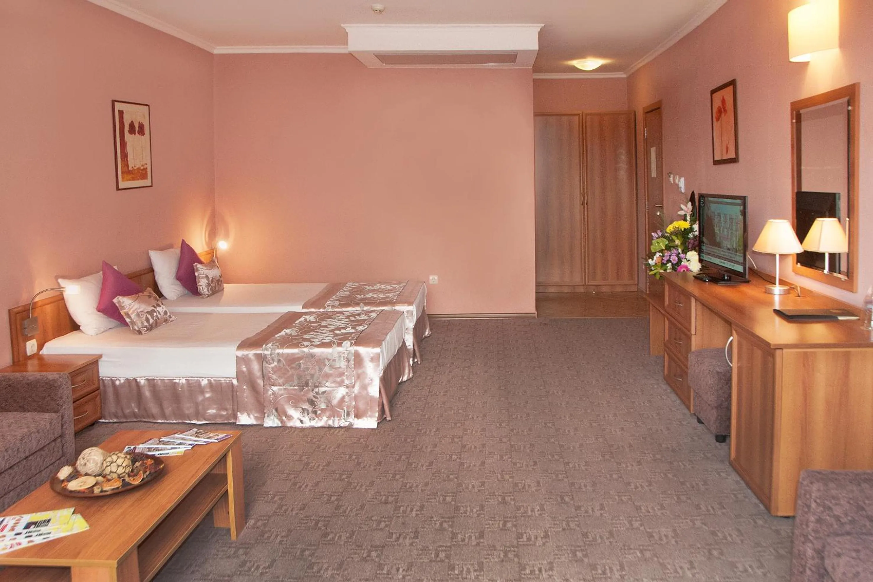 Photo of the whole room, Bed in Hotel Real