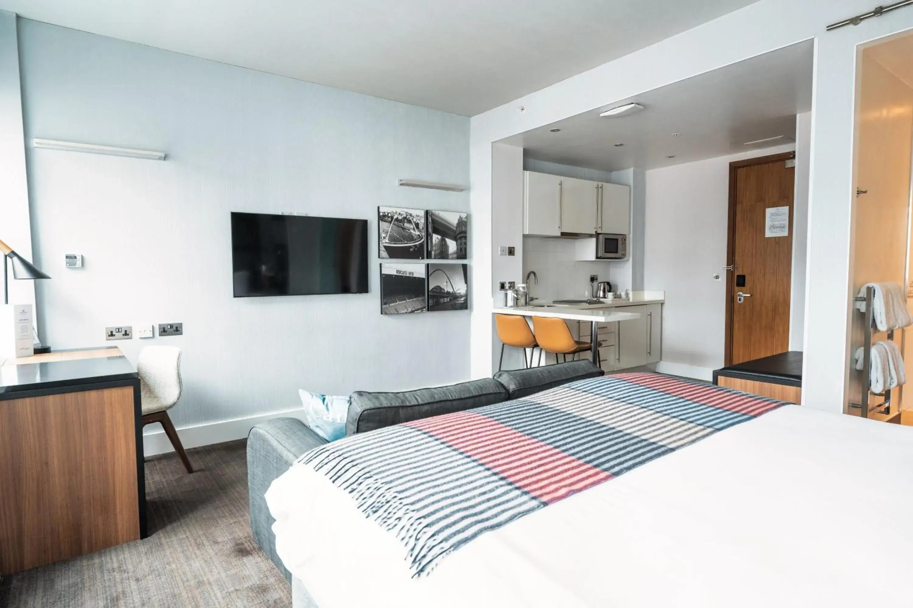 Kitchen or kitchenette, Bed in Sandman Signature Newcastle Hotel Kitchen or kitchenette, Bed in Sandman Signature Newcastle Hotel