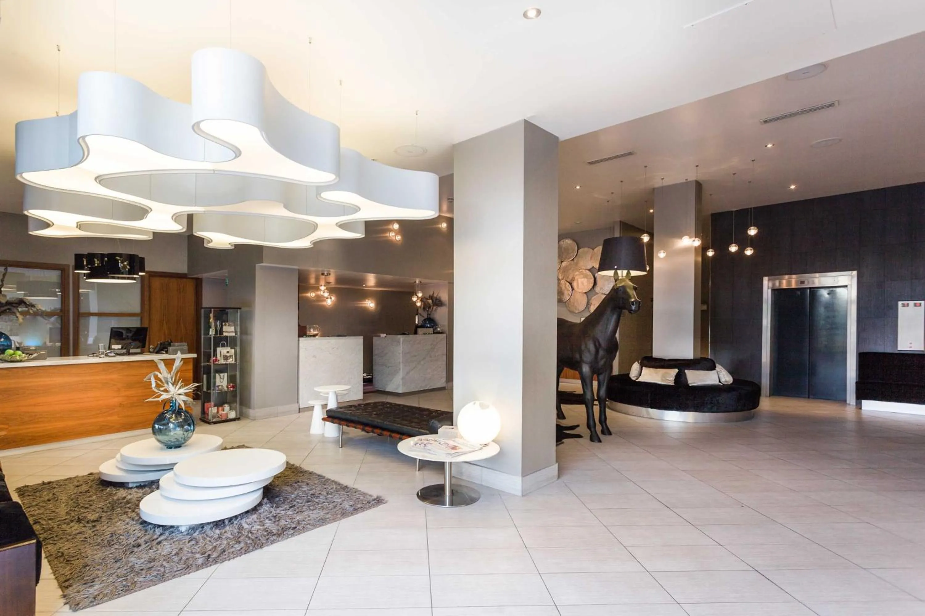 Lobby or reception in Sandman Signature Newcastle Hotel