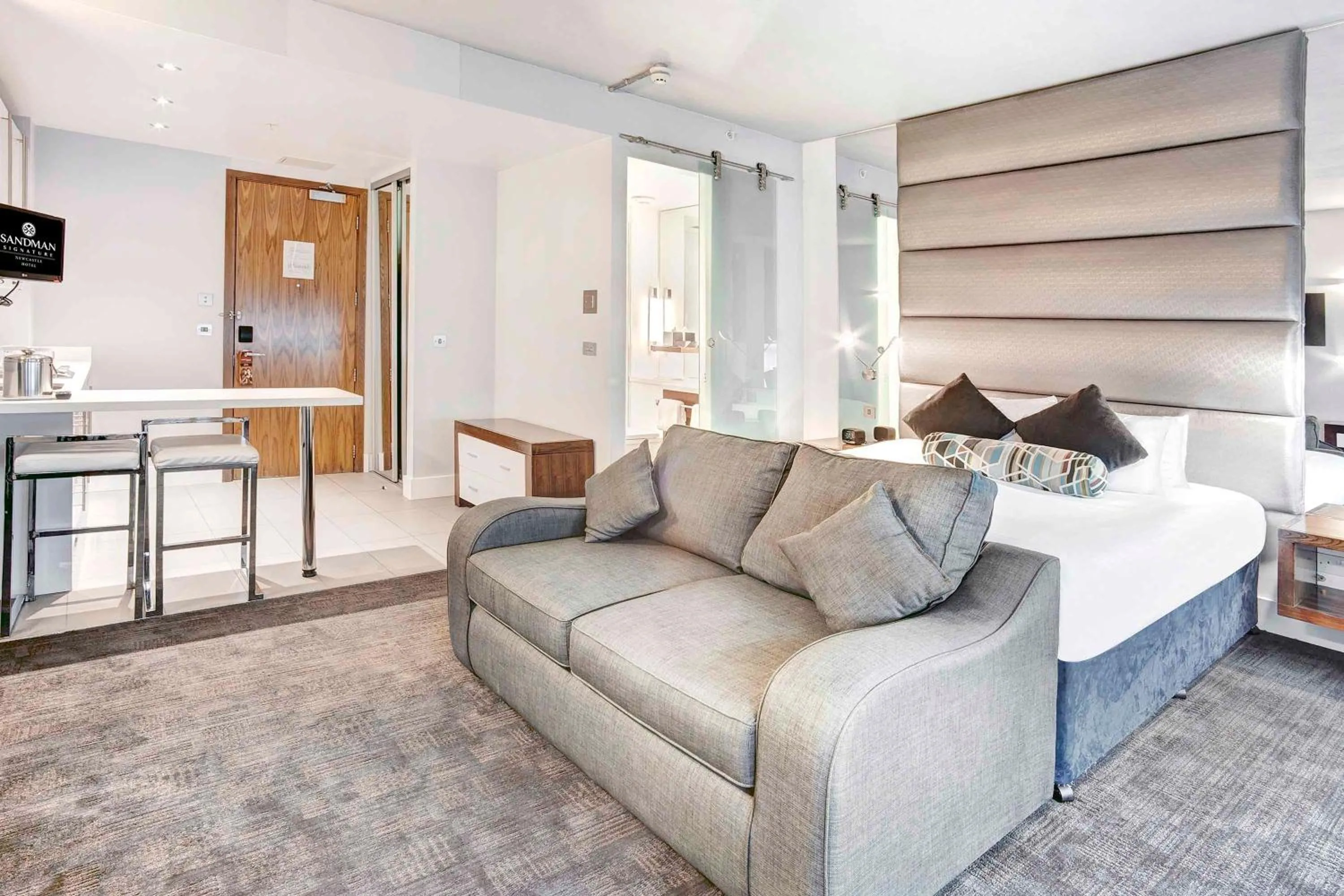 Photo of the whole room in Sandman Signature Newcastle Hotel