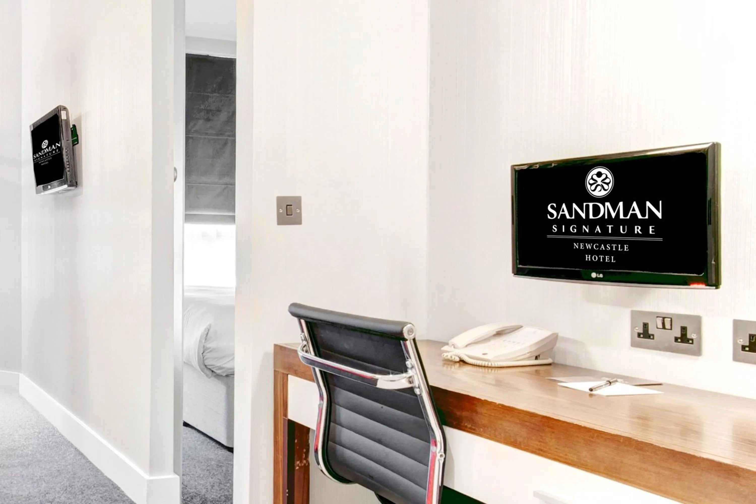 Photo of the whole room in Sandman Signature Newcastle Hotel