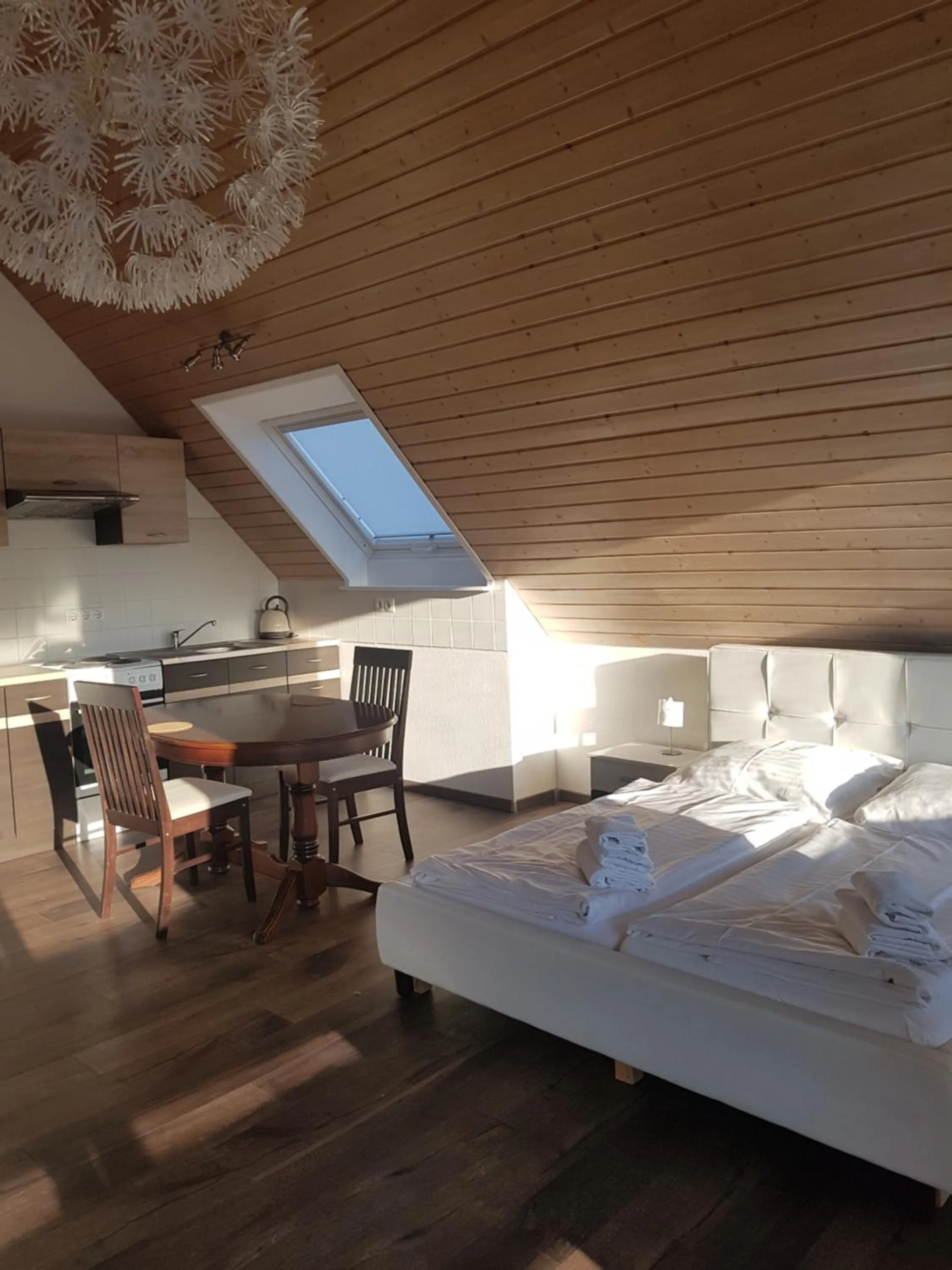 Kitchen or kitchenette, Bed in Eisberg Gästehaus & De Luxe Appartements