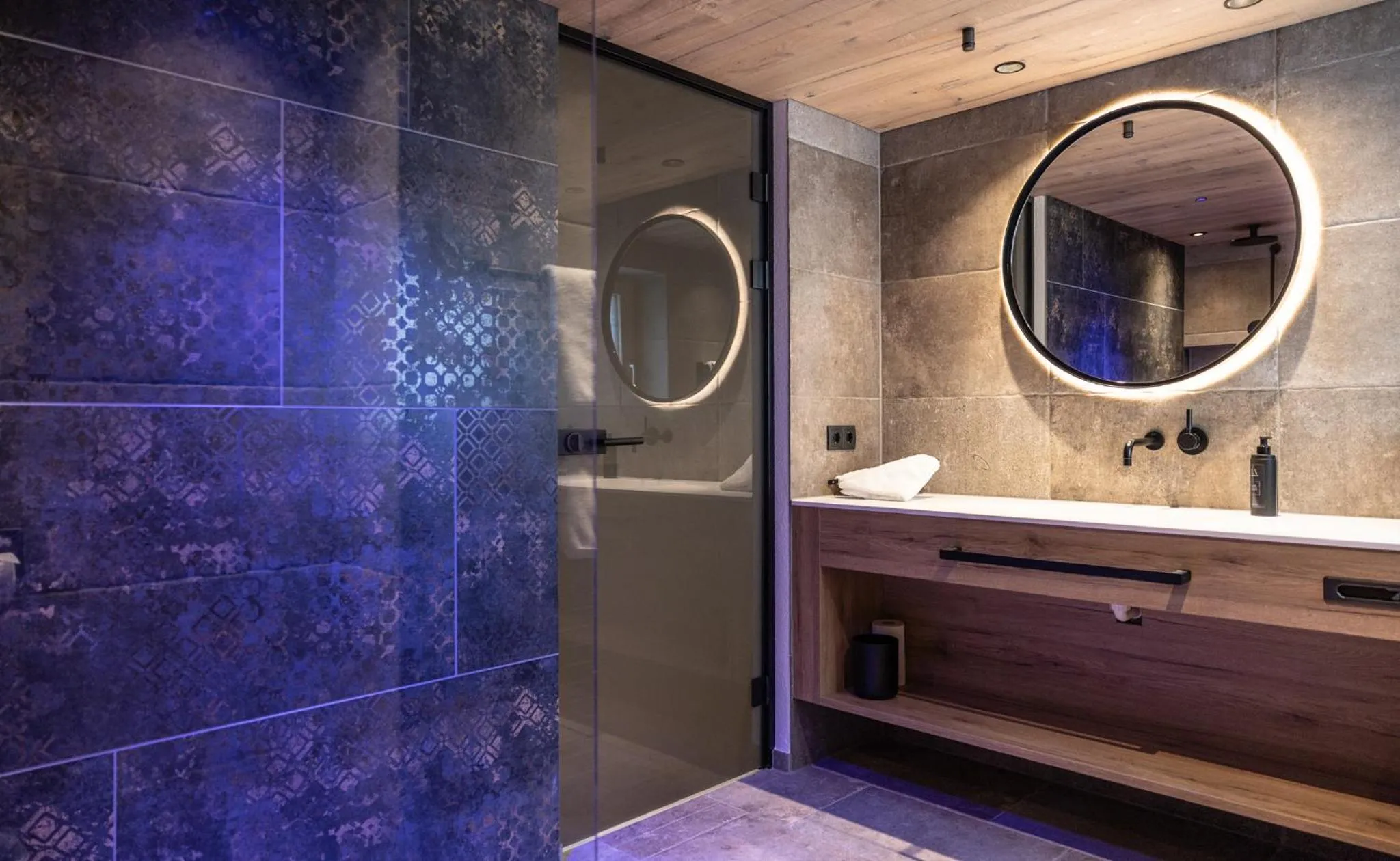 Shower in Hotel Lamtana