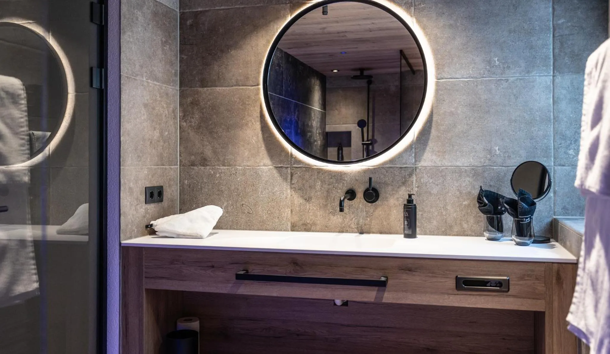 Shower in Hotel Lamtana