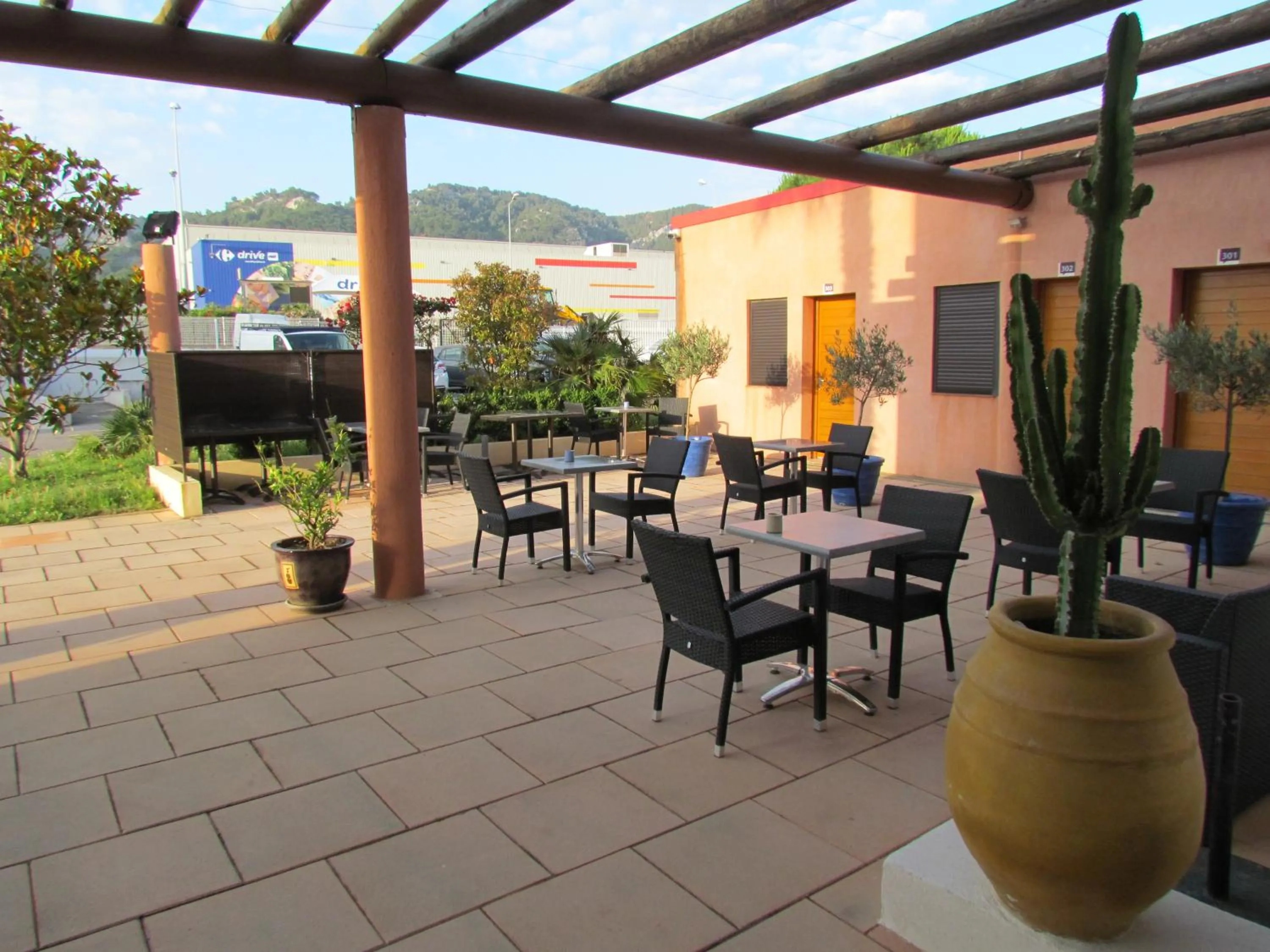 Patio in Hôtel L'Hacienda