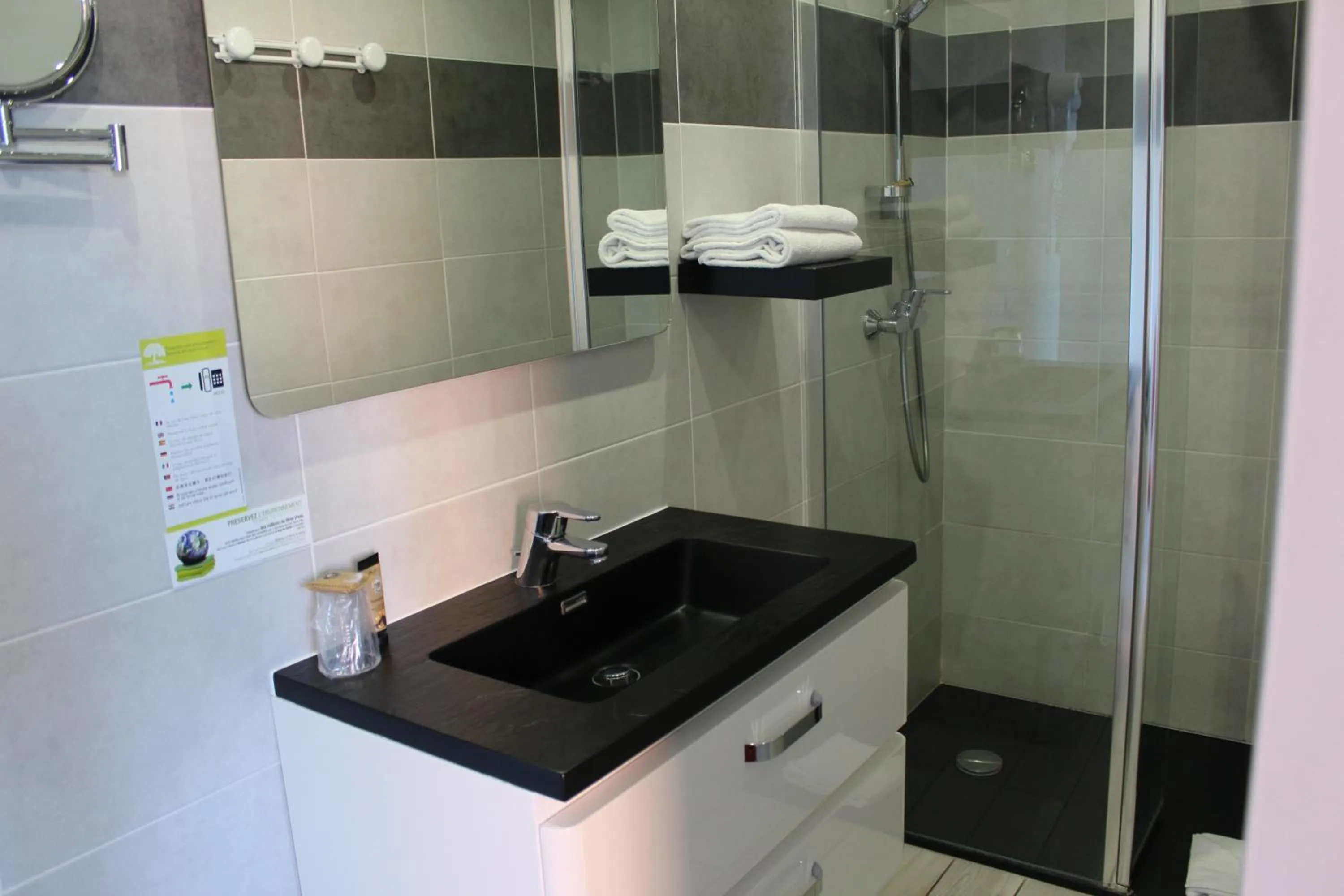 Bathroom in Hôtel L'Hacienda