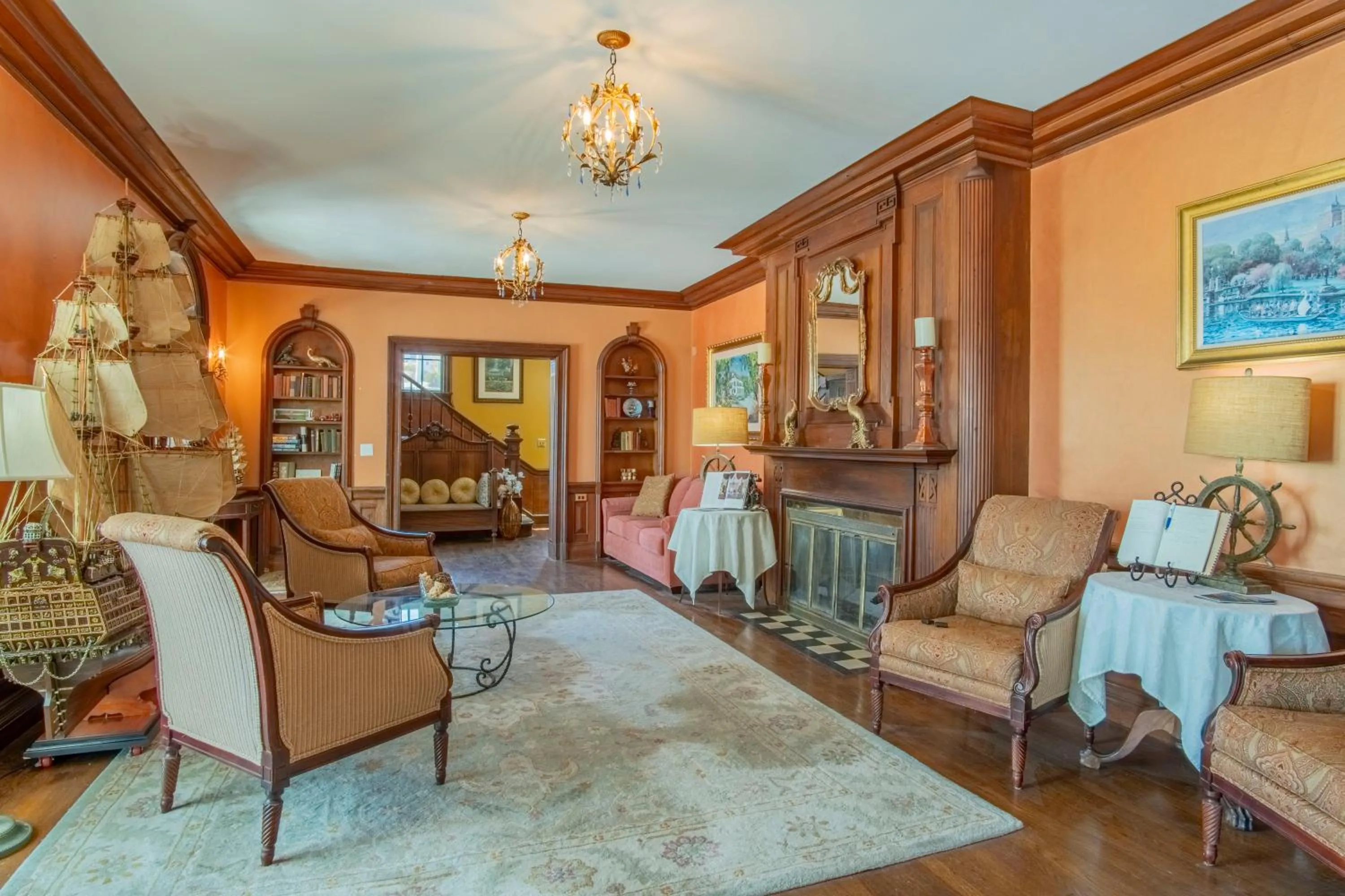 Living room in Yankee Clipper Inn