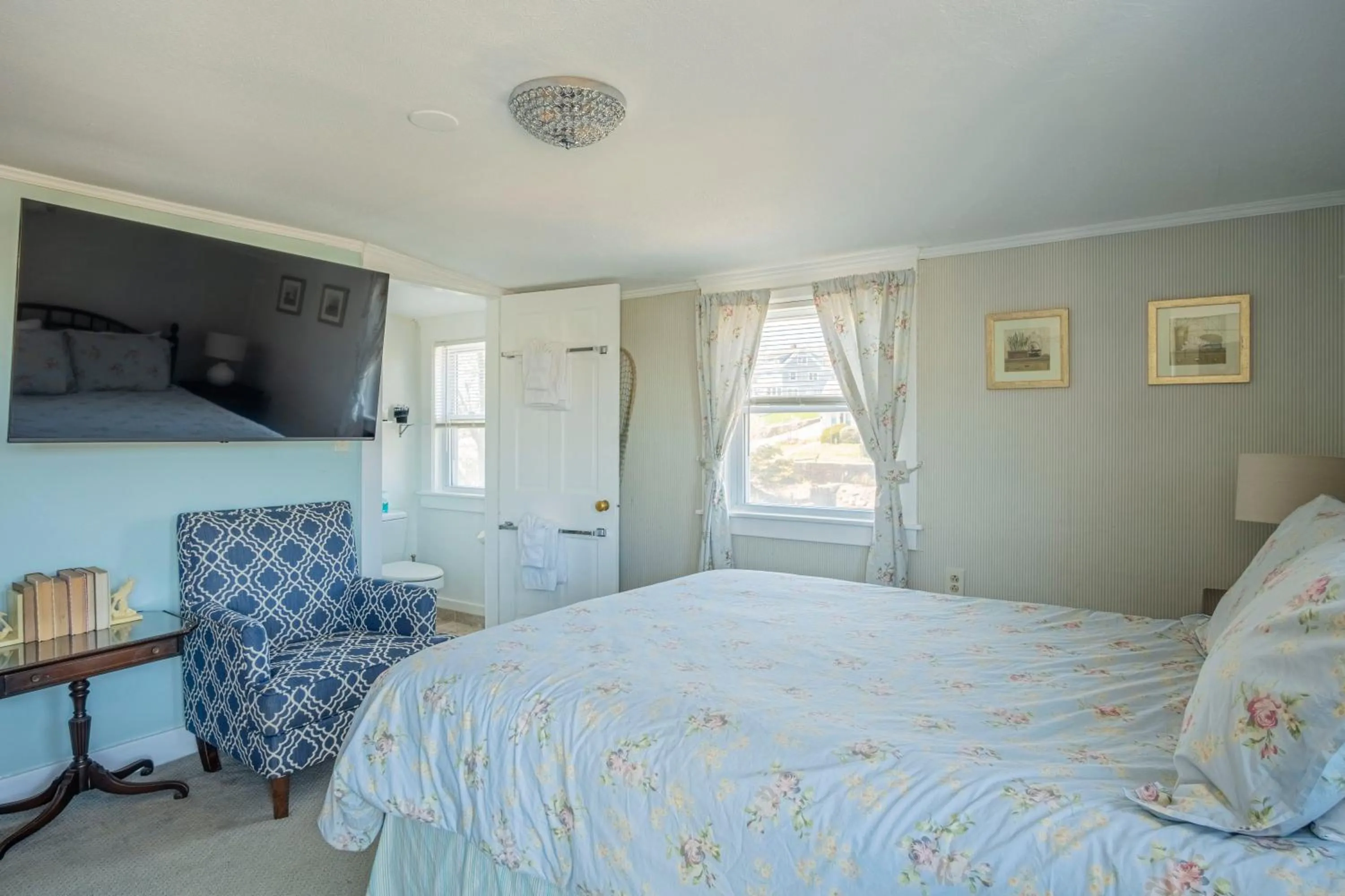 Bed in Yankee Clipper Inn