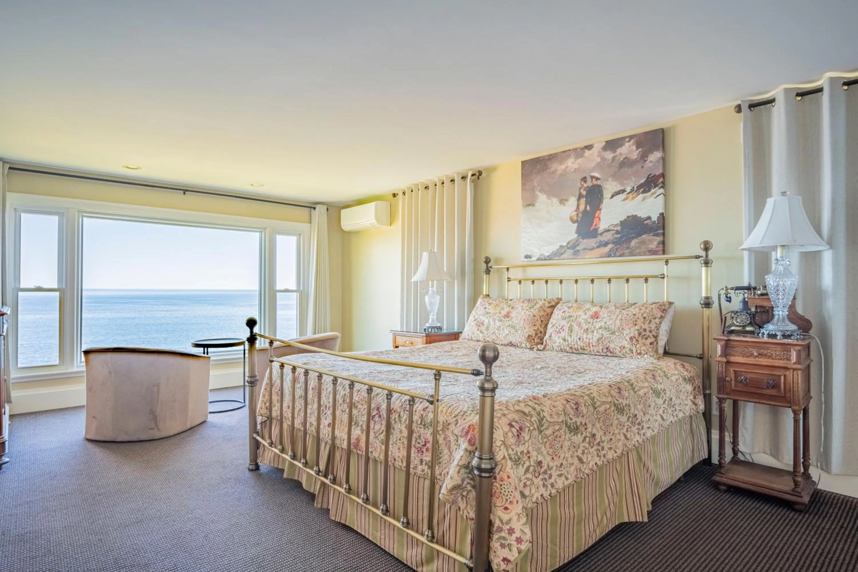 Bed in Yankee Clipper Inn
