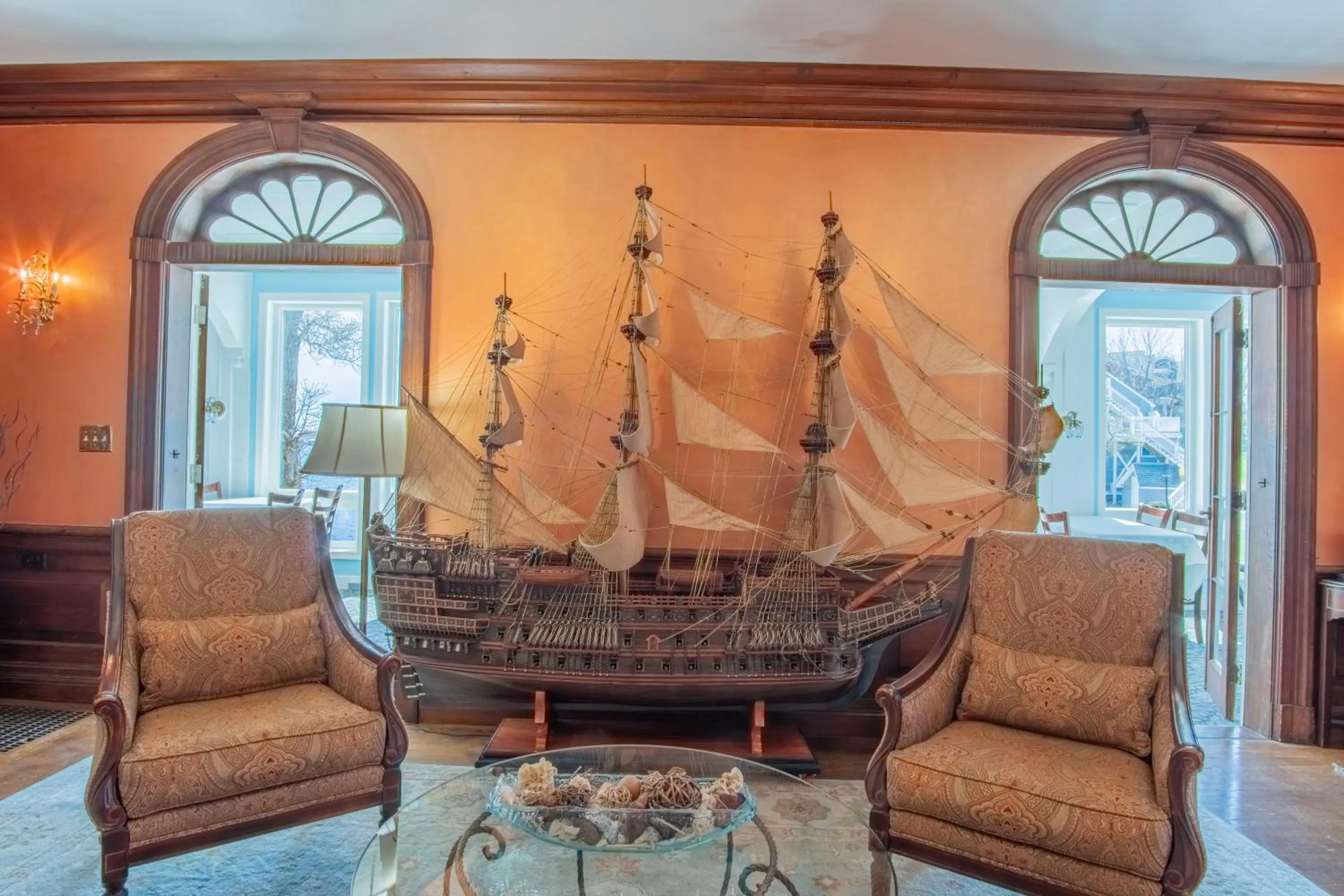 Living room in Yankee Clipper Inn