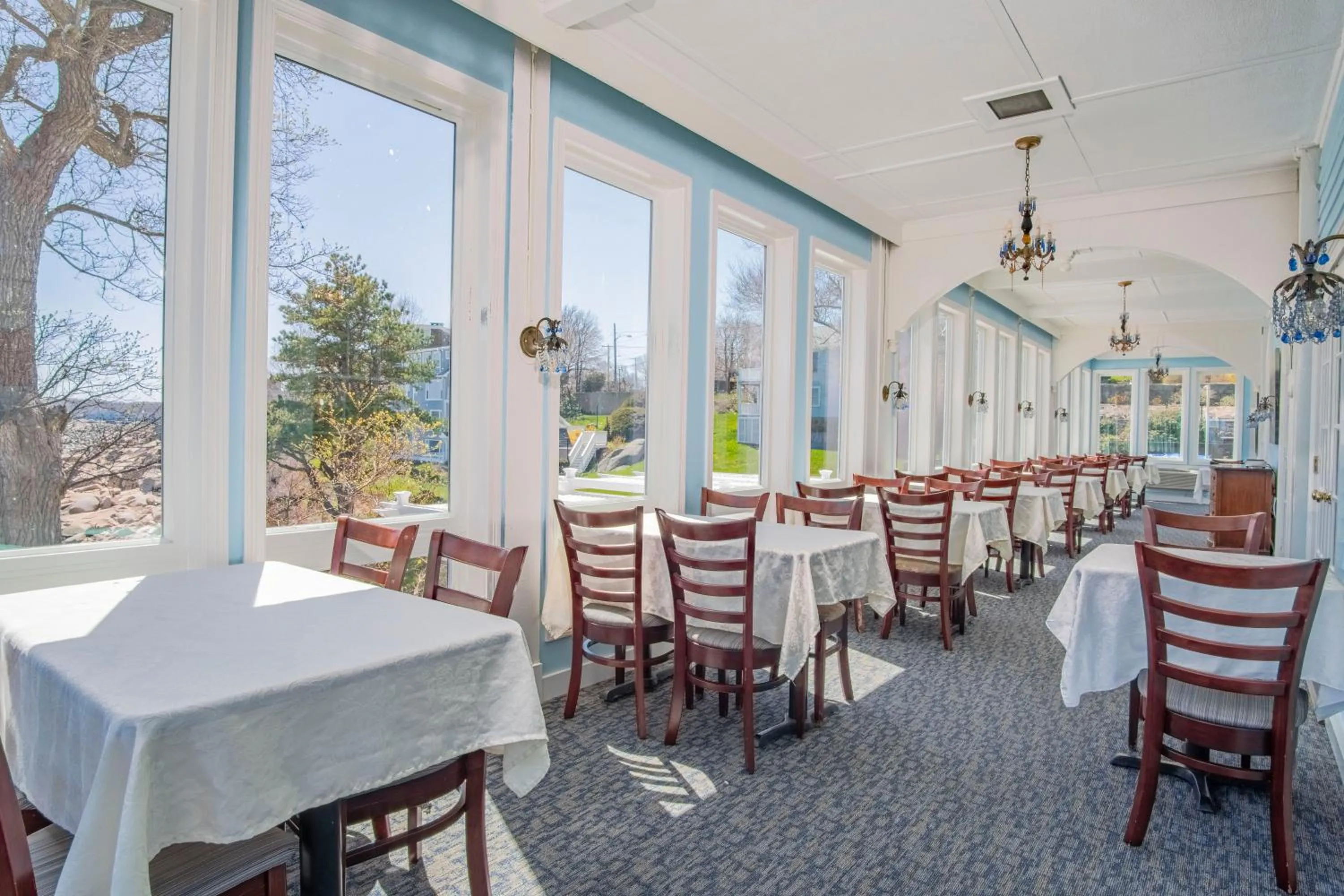 Dining area in Yankee Clipper Inn