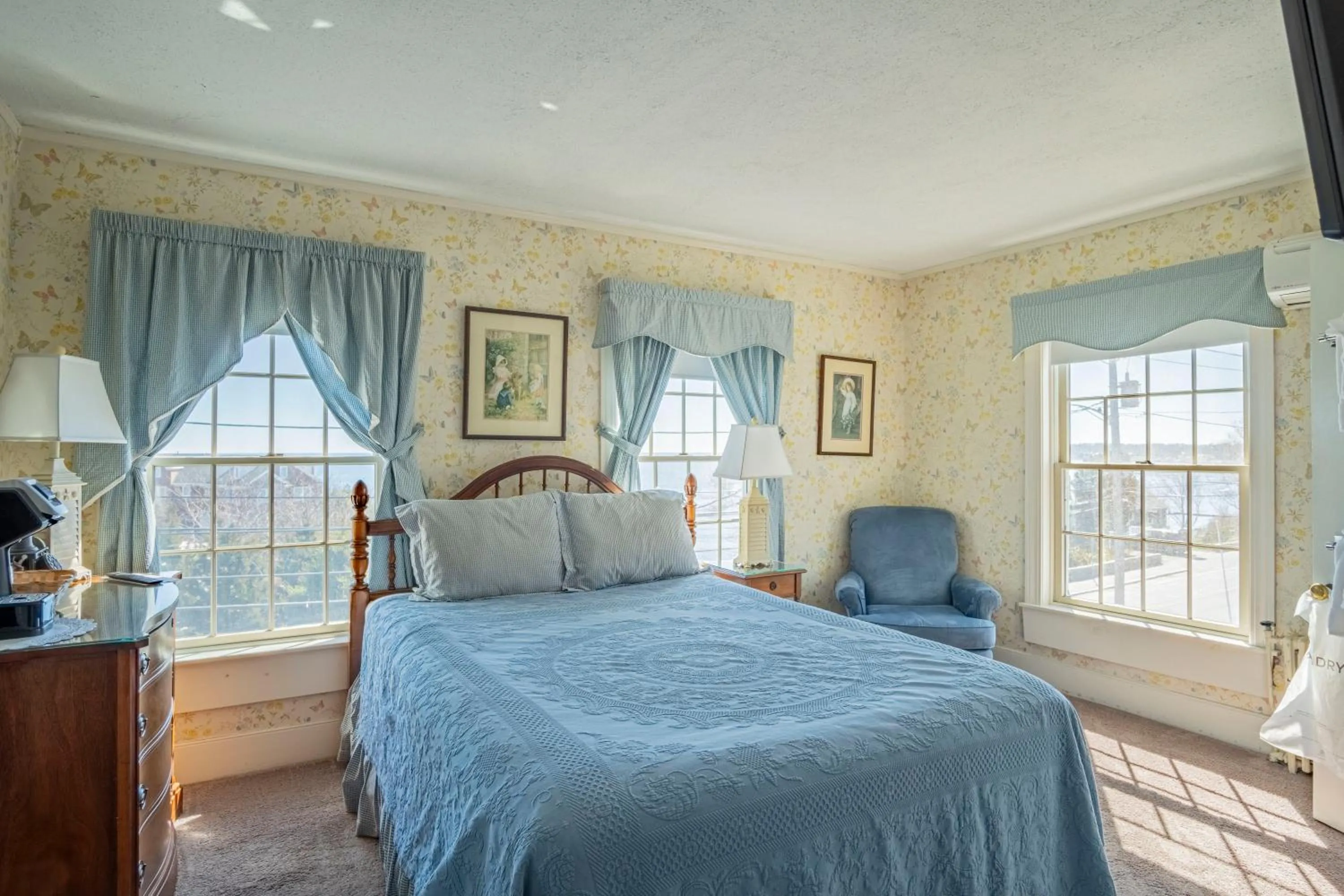 Bed in Yankee Clipper Inn