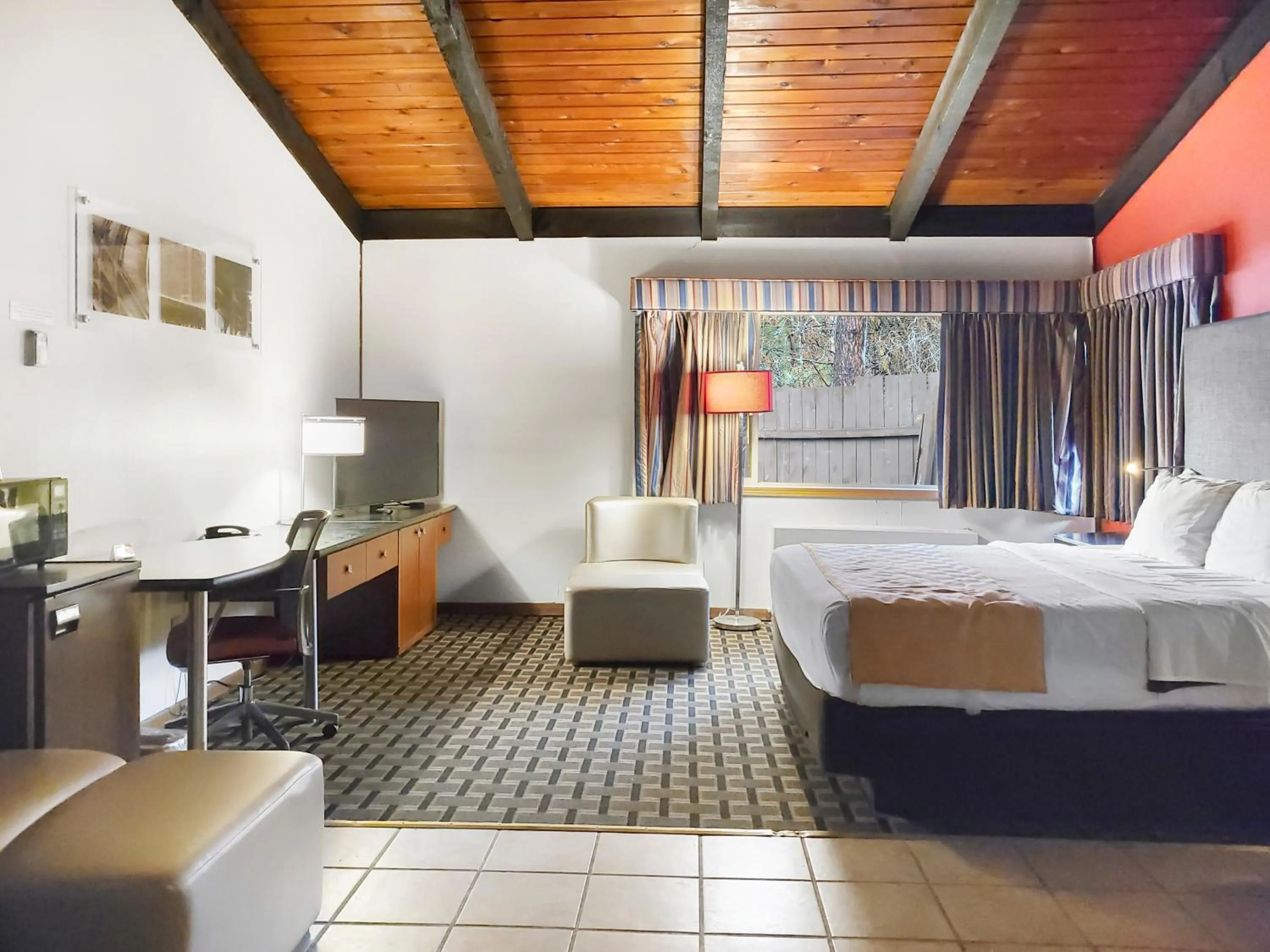 Bed in Americas Best Value Inn Hinckley