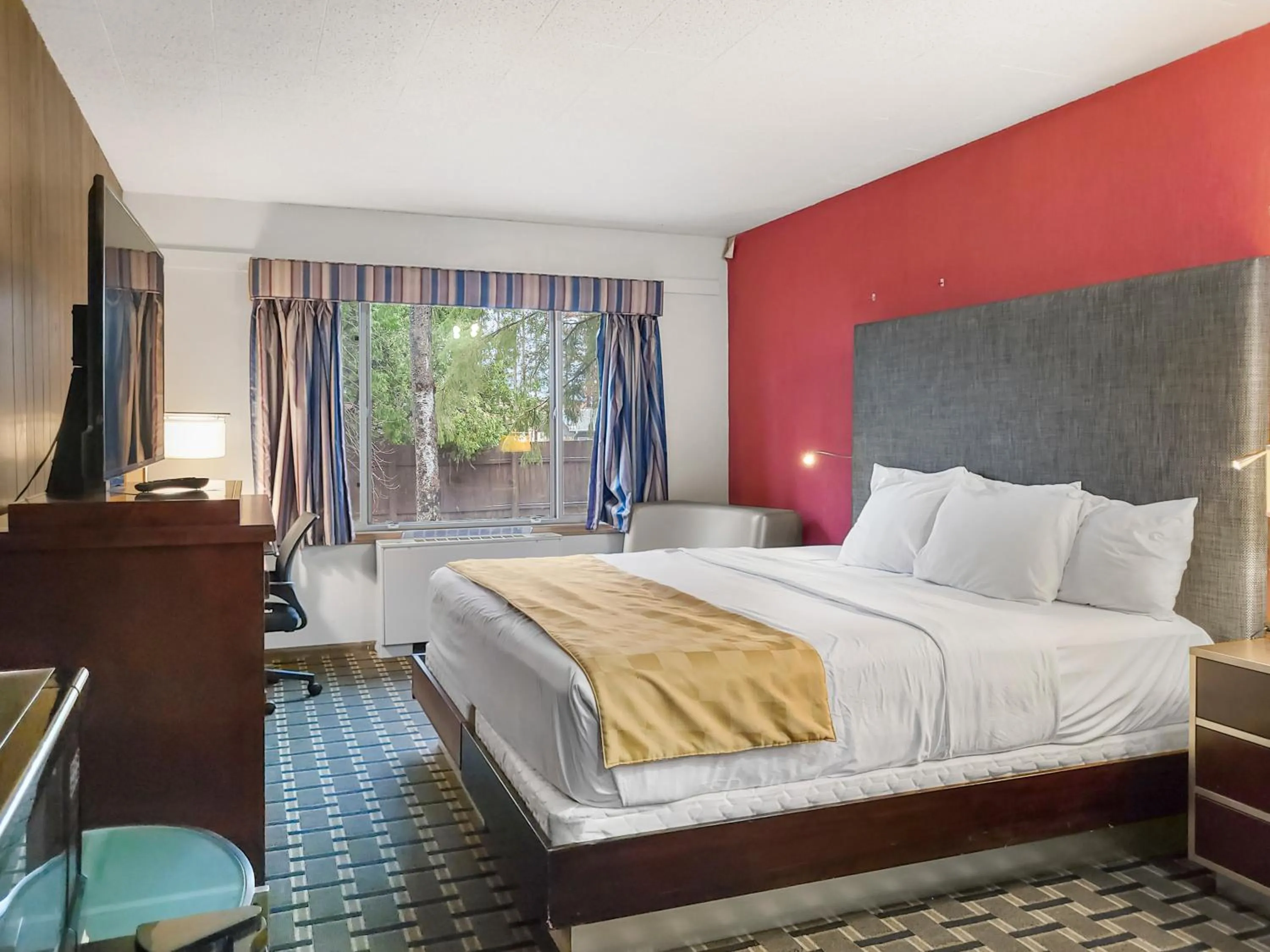 Bed in Americas Best Value Inn Hinckley