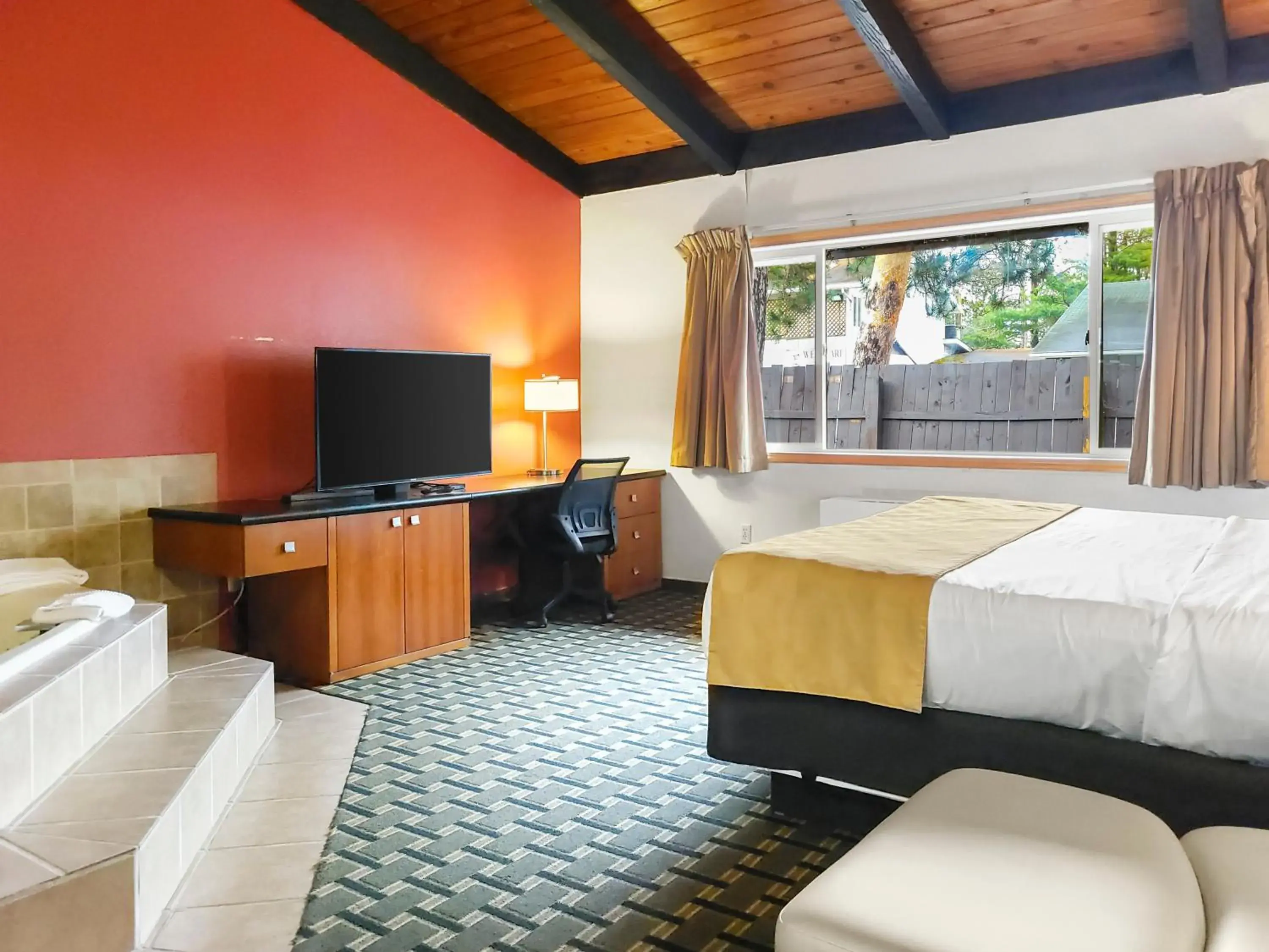 1 Deluxe King Jetted Tub in Americas Best Value Inn Hinckley 1 Deluxe King Jetted Tub in Americas Best Value Inn Hinckley