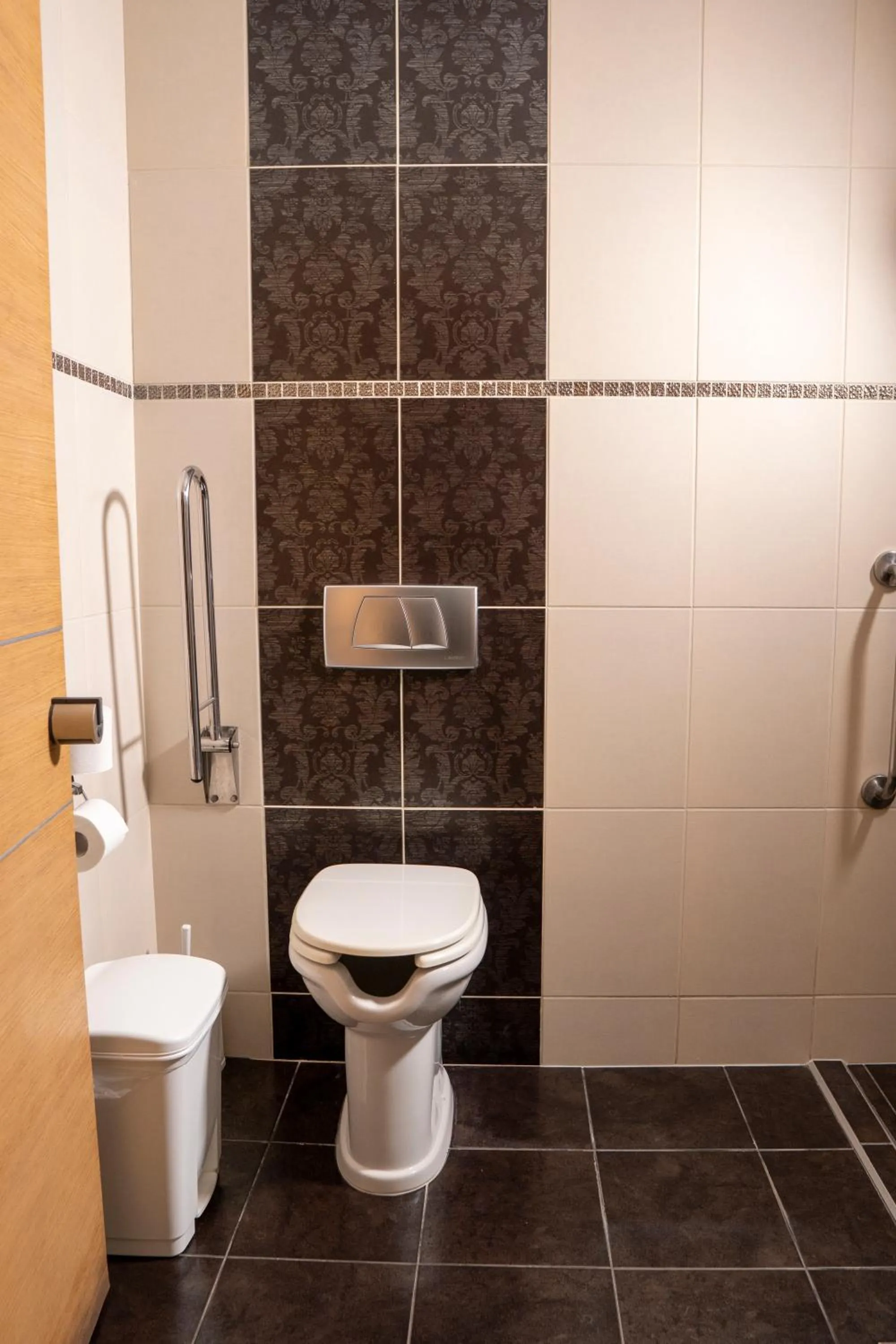 Shower in Hotel Epavlis Eleftheriadi