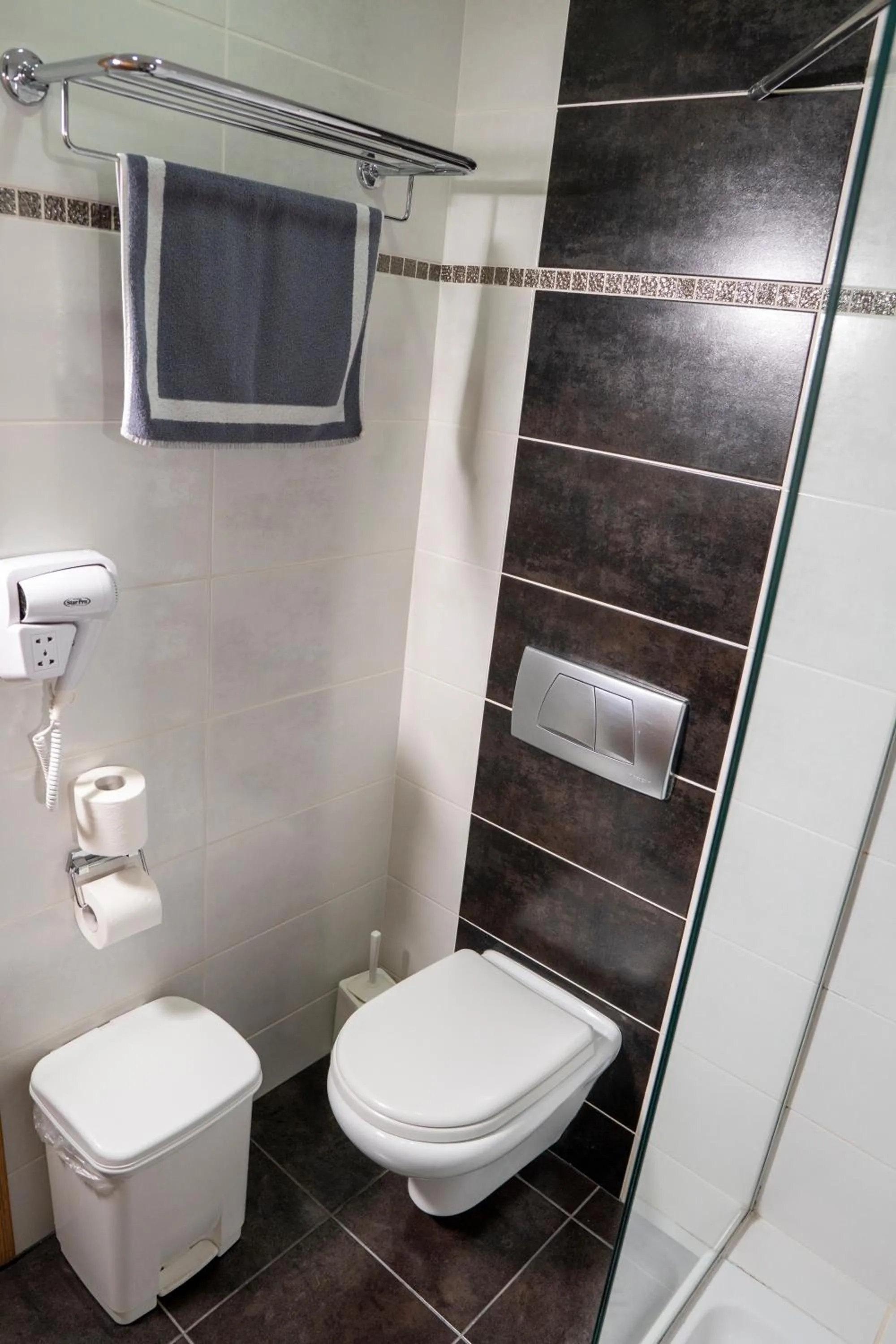 Shower in Hotel Epavlis Eleftheriadi