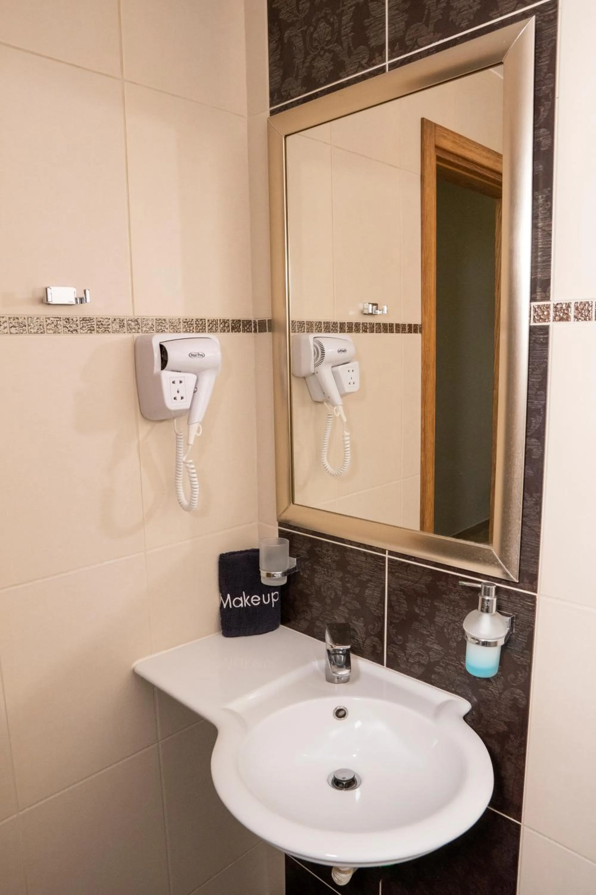 Shower in Hotel Epavlis Eleftheriadi