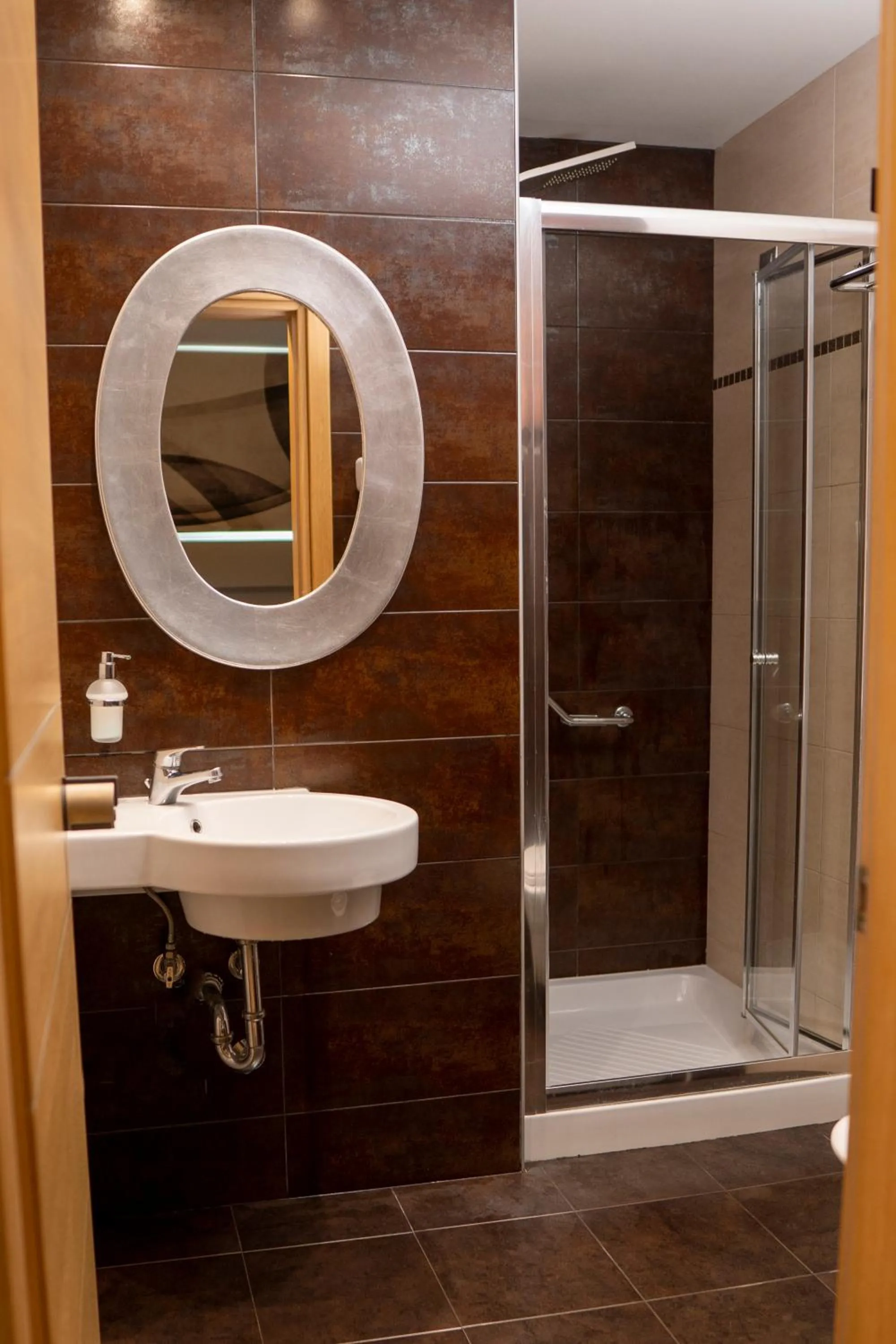 Shower in Hotel Epavlis Eleftheriadi