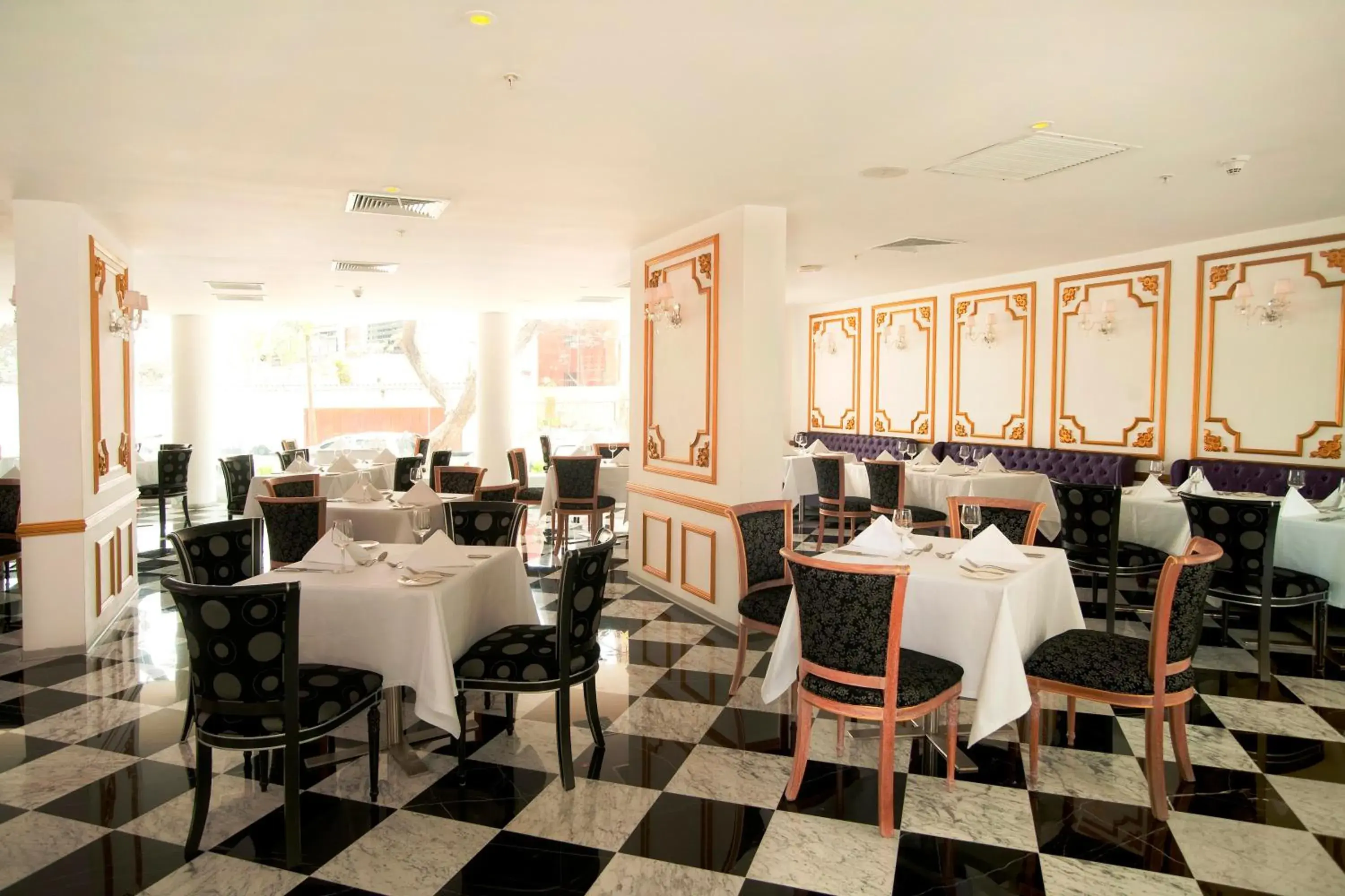 Restaurant/places to eat in NM Lima Hotel Restaurant/places to eat in NM Lima Hotel