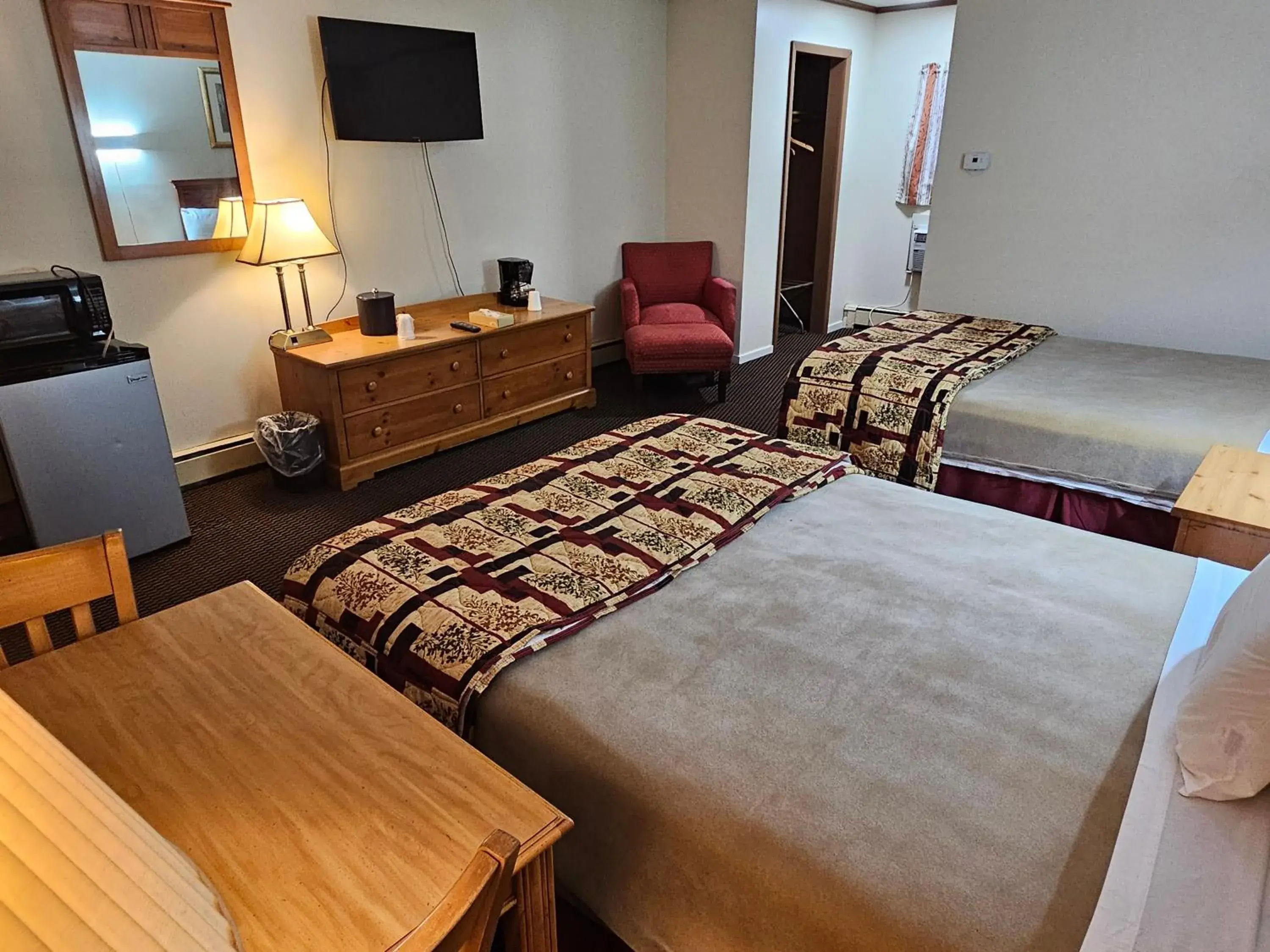 Queen Room with Two Queen Beds in Alpenhaus Motel Queen Room with Two Queen Beds in Alpenhaus Motel