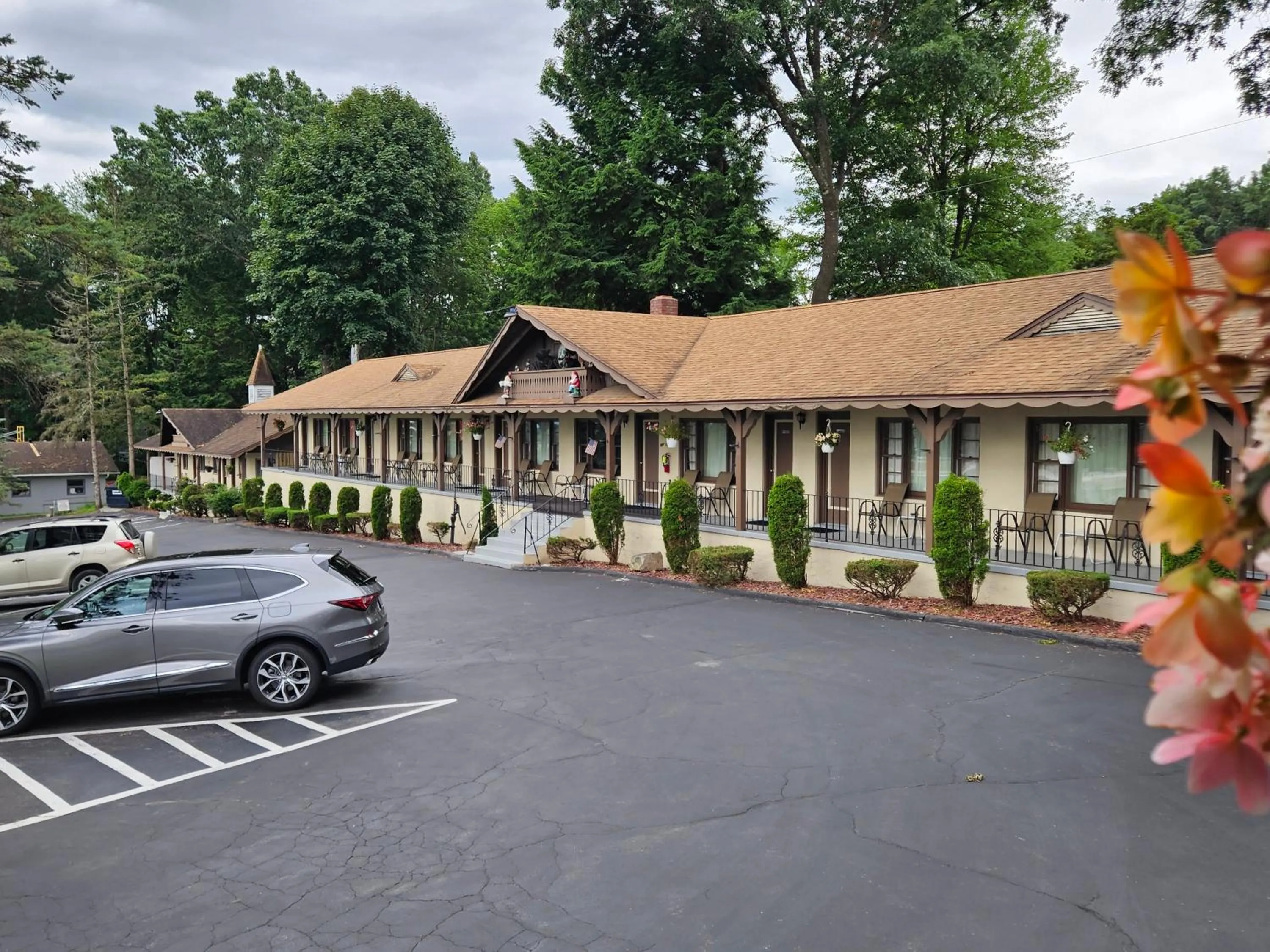 Property building in Alpenhaus Motel