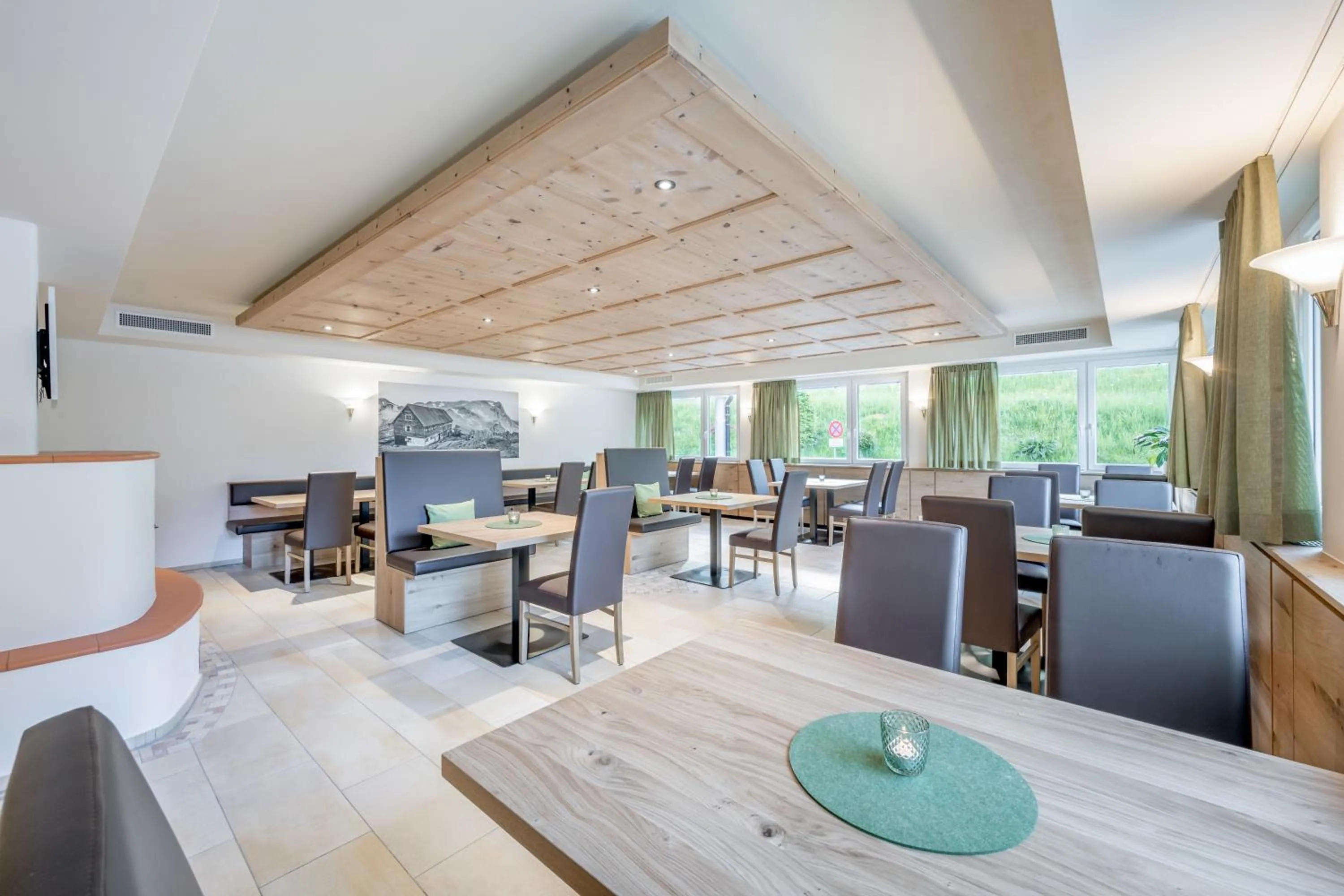 Communal lounge/ TV room in Alpenhotel Zimba