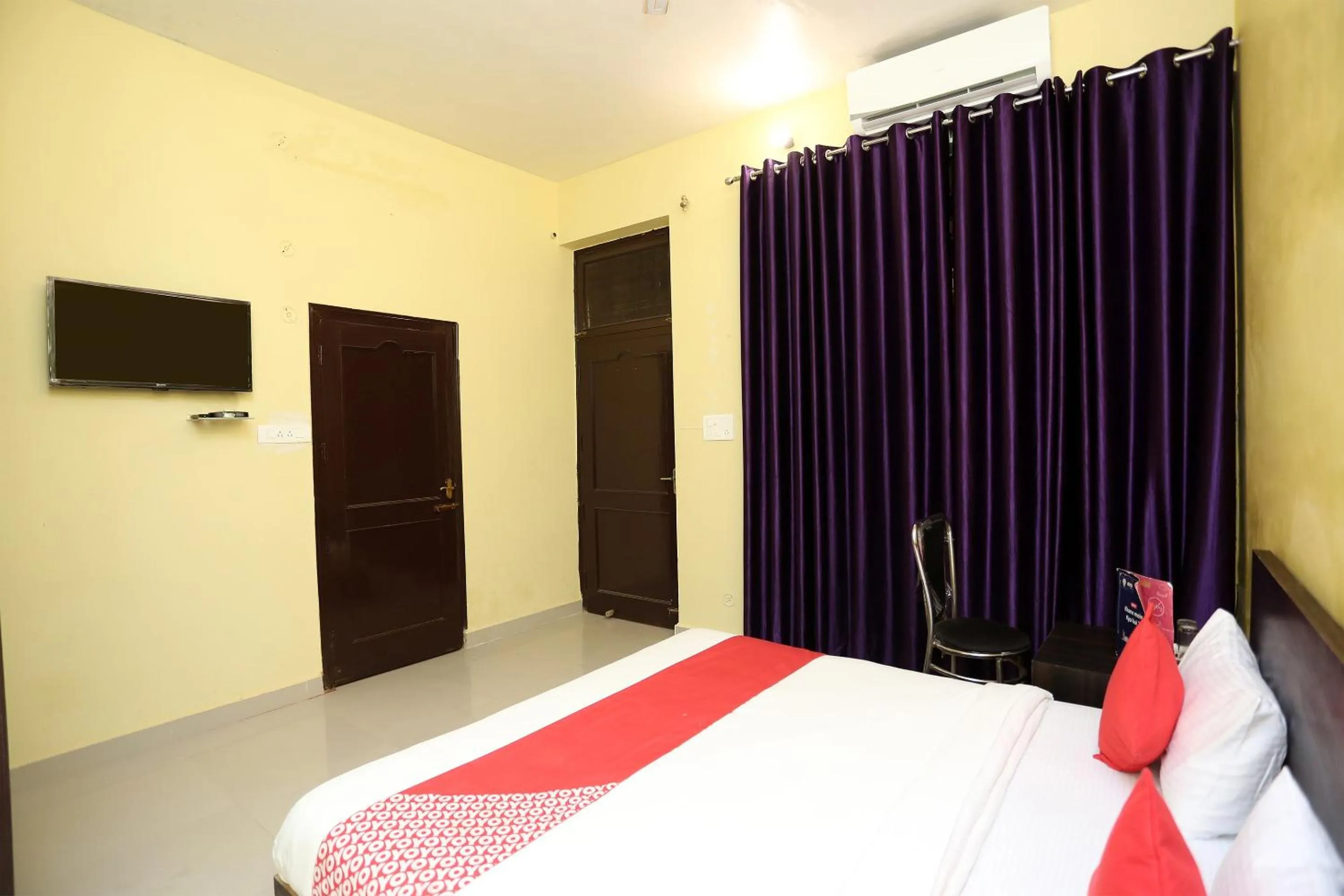 Bedroom, Bed in Hotel O Greenview Near Munshi Pulia Metro Station