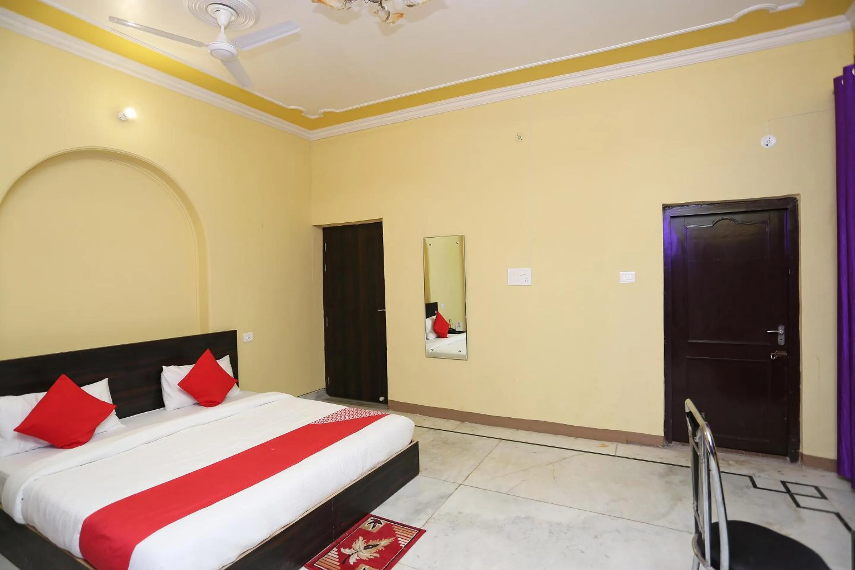 Bedroom, Bed in Hotel O Greenview Near Munshi Pulia Metro Station