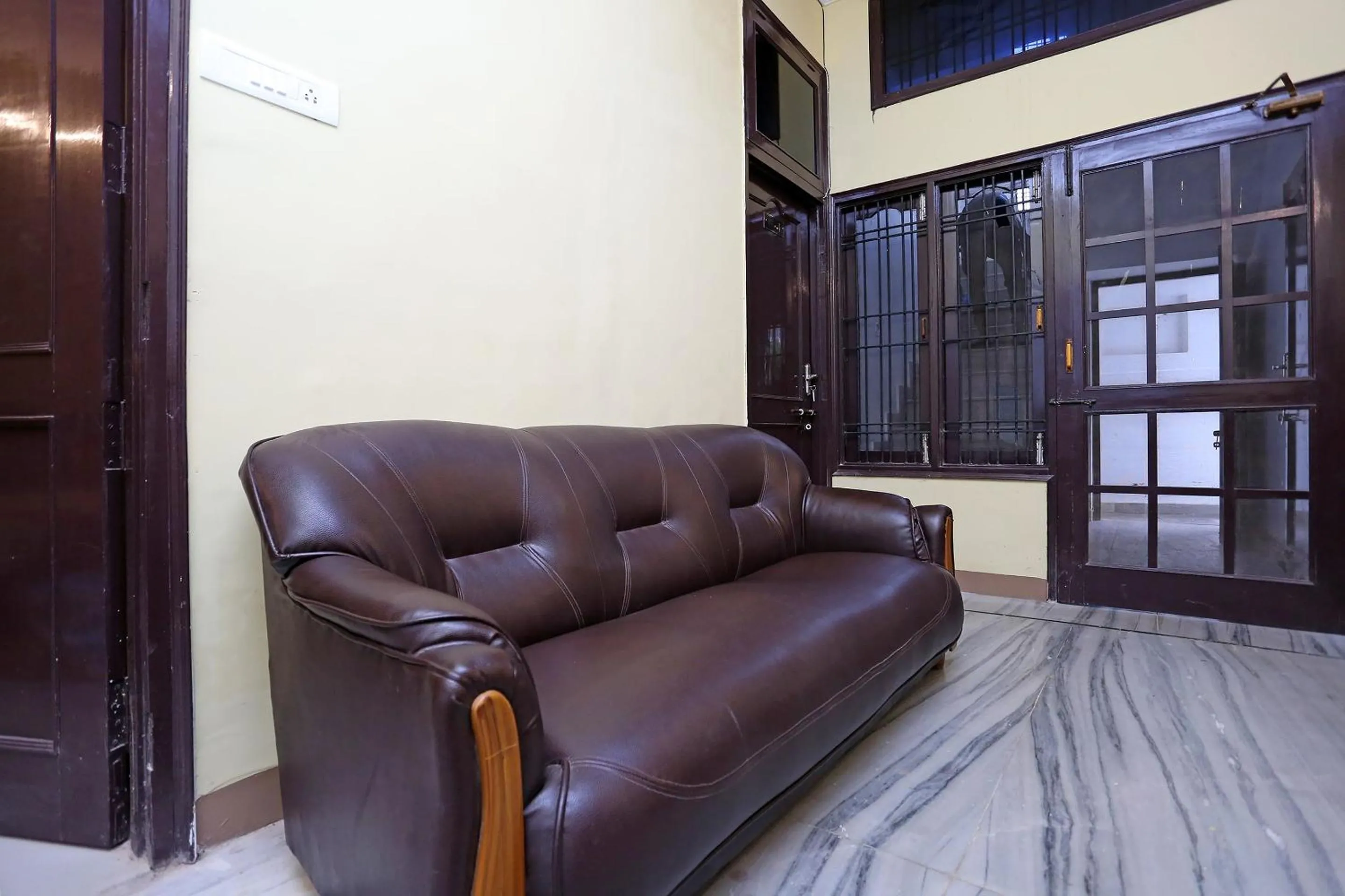Lobby or reception in Hotel O Greenview Near Munshi Pulia Metro Station