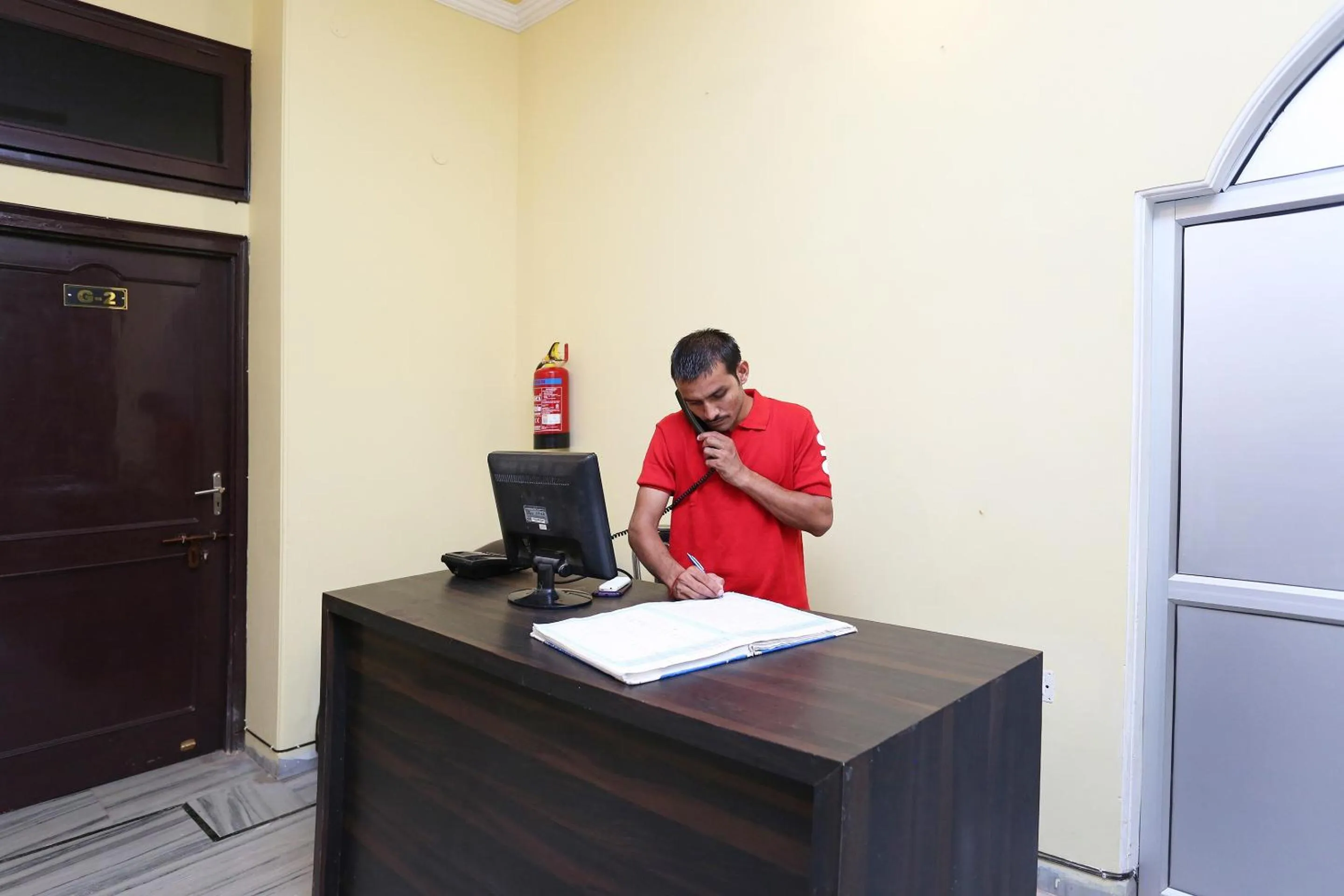 Lobby or reception in Hotel O Greenview Near Munshi Pulia Metro Station