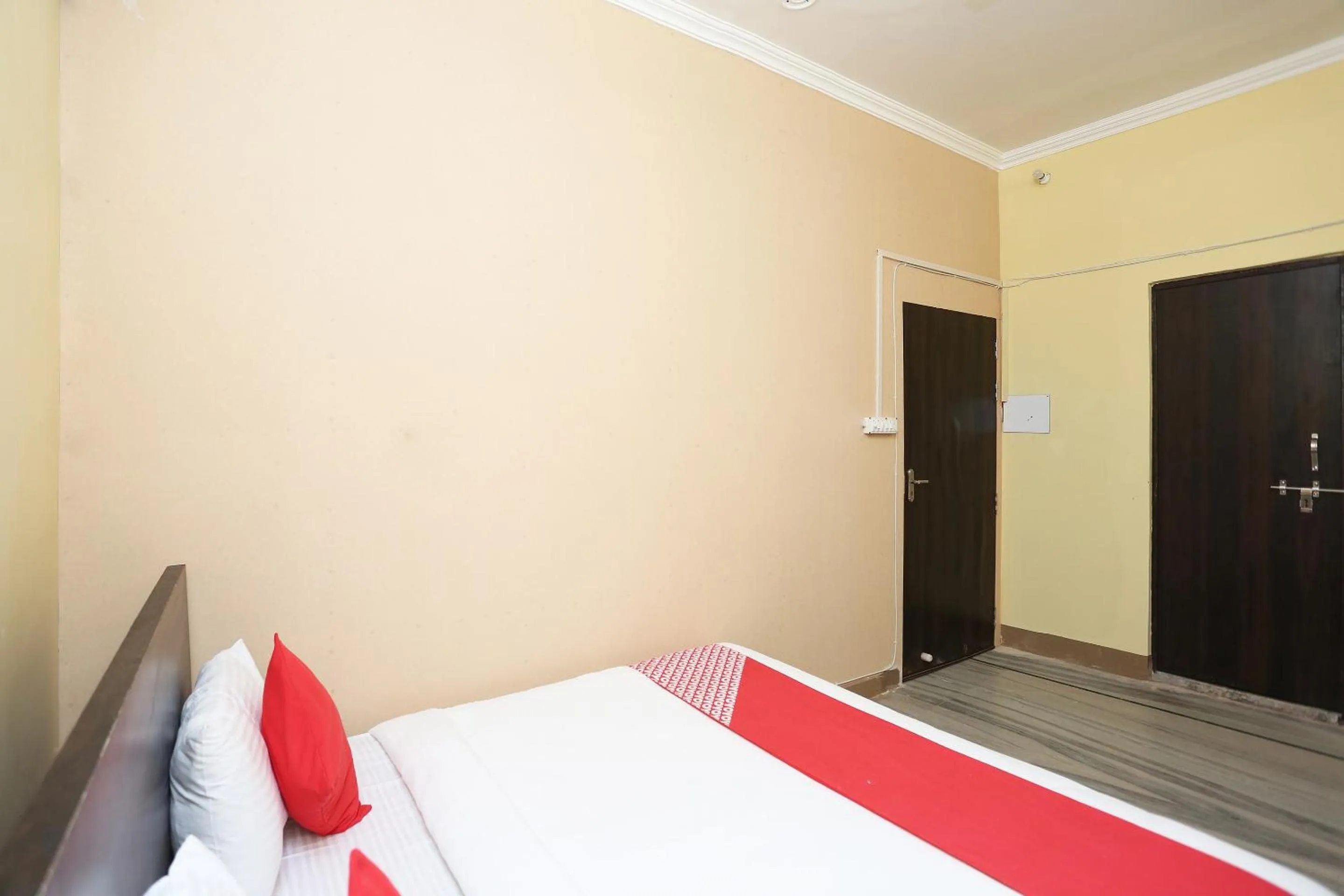 Bedroom, Bed in Hotel O Greenview Near Munshi Pulia Metro Station