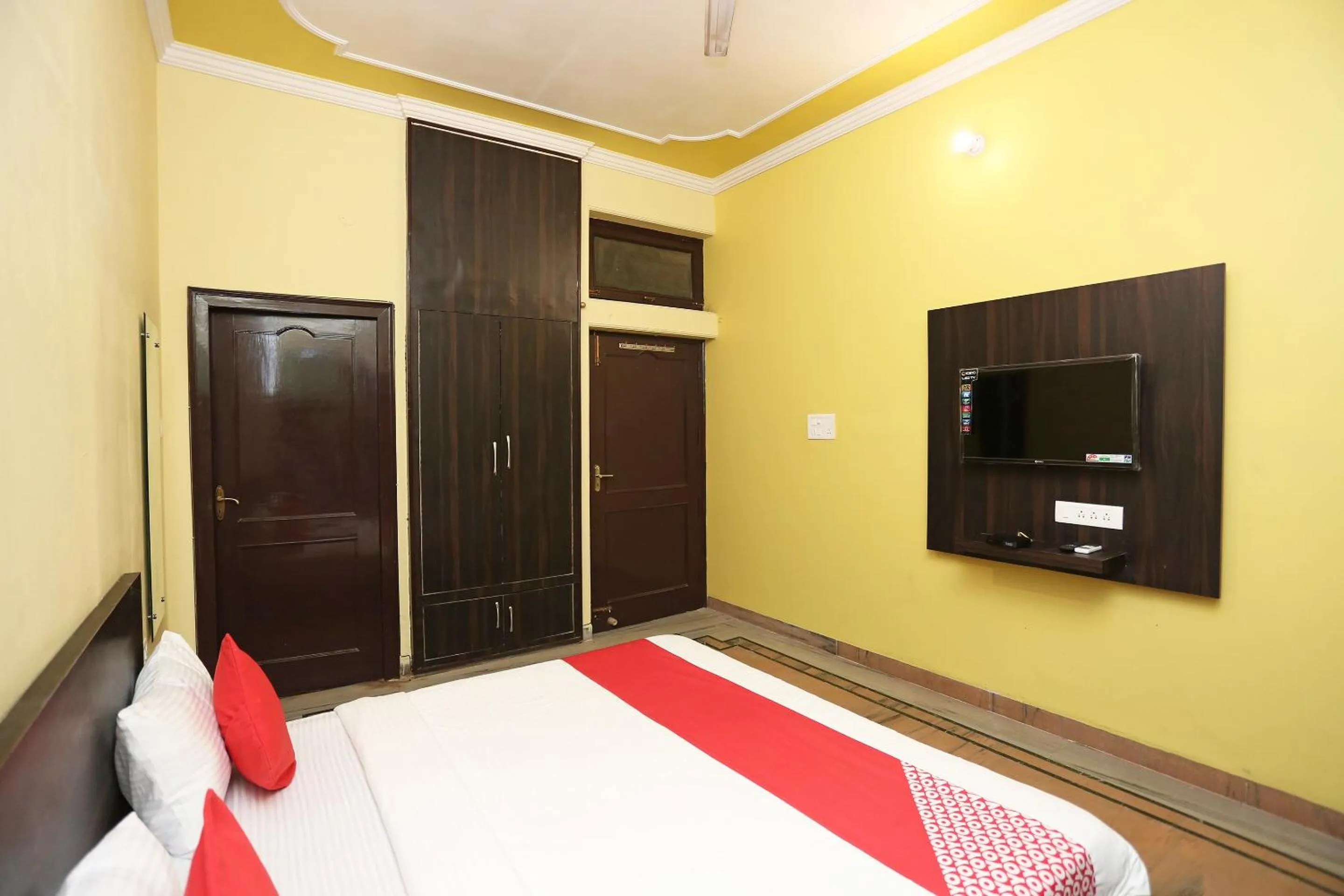 Bedroom, Bed in Hotel O Greenview Near Munshi Pulia Metro Station