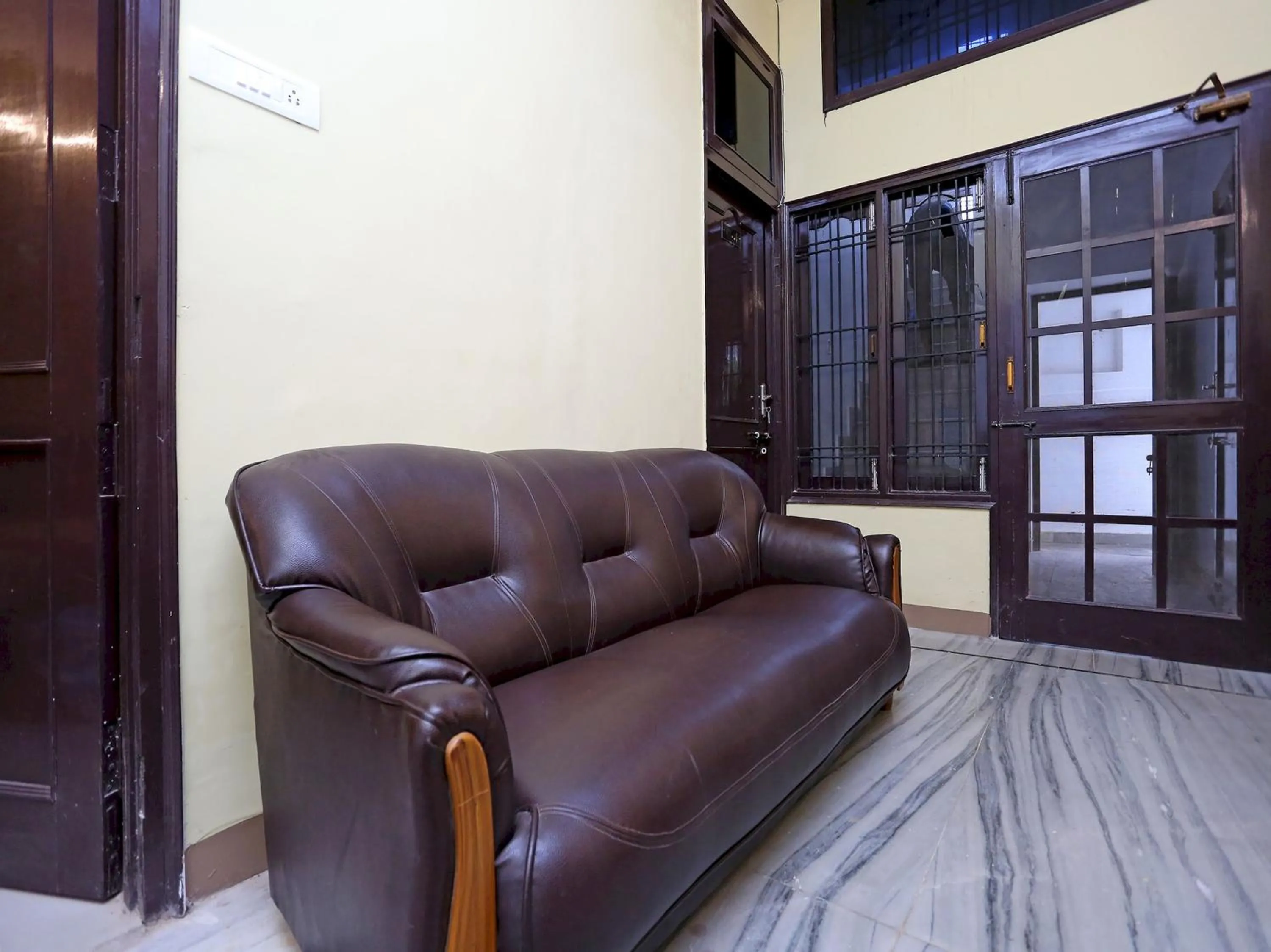 Lobby or reception in Hotel O Greenview Near Munshi Pulia Metro Station