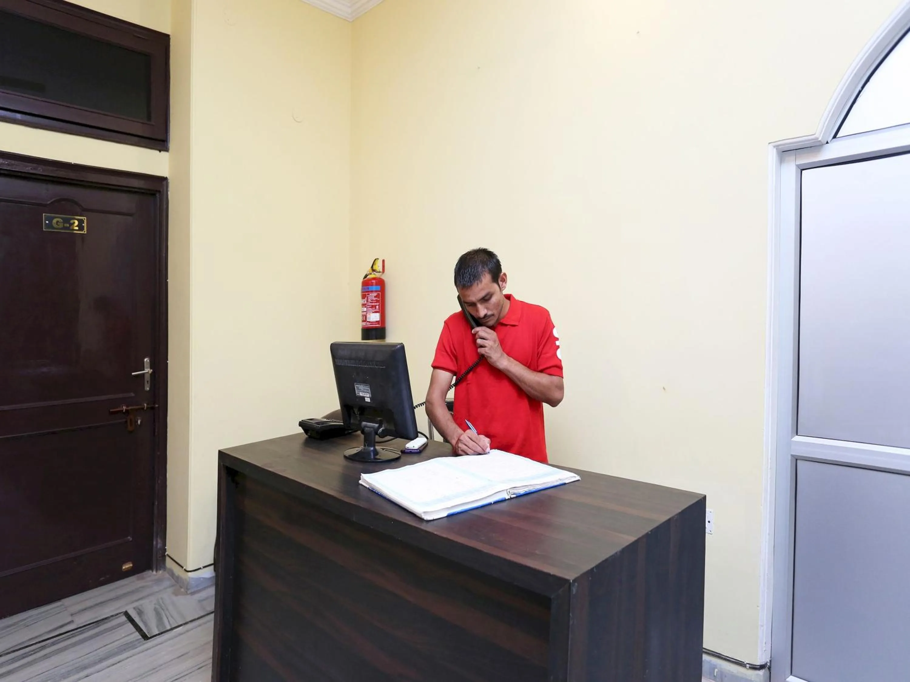 Lobby or reception in Hotel O Greenview Near Munshi Pulia Metro Station