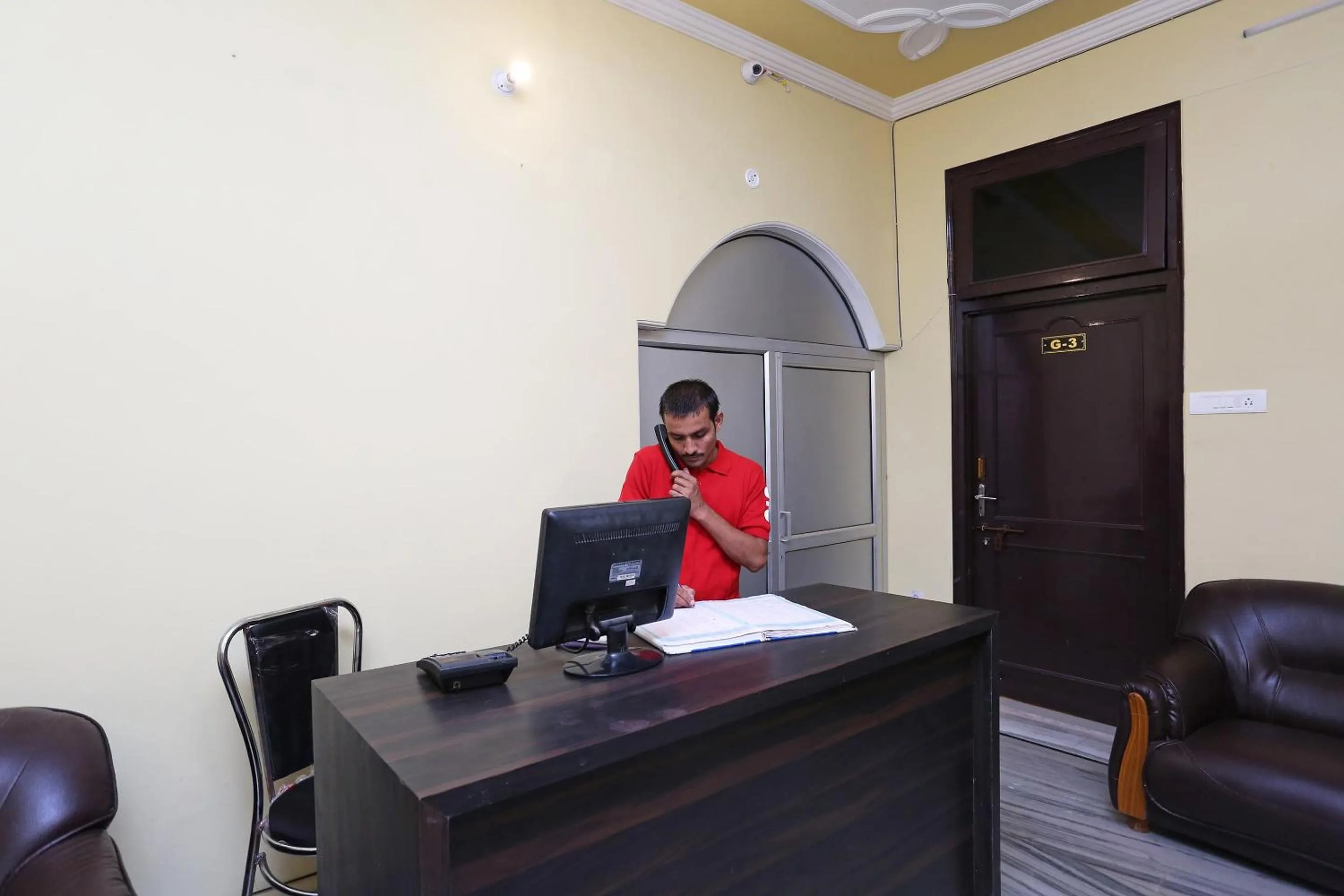 Lobby or reception in Hotel O Greenview Near Munshi Pulia Metro Station