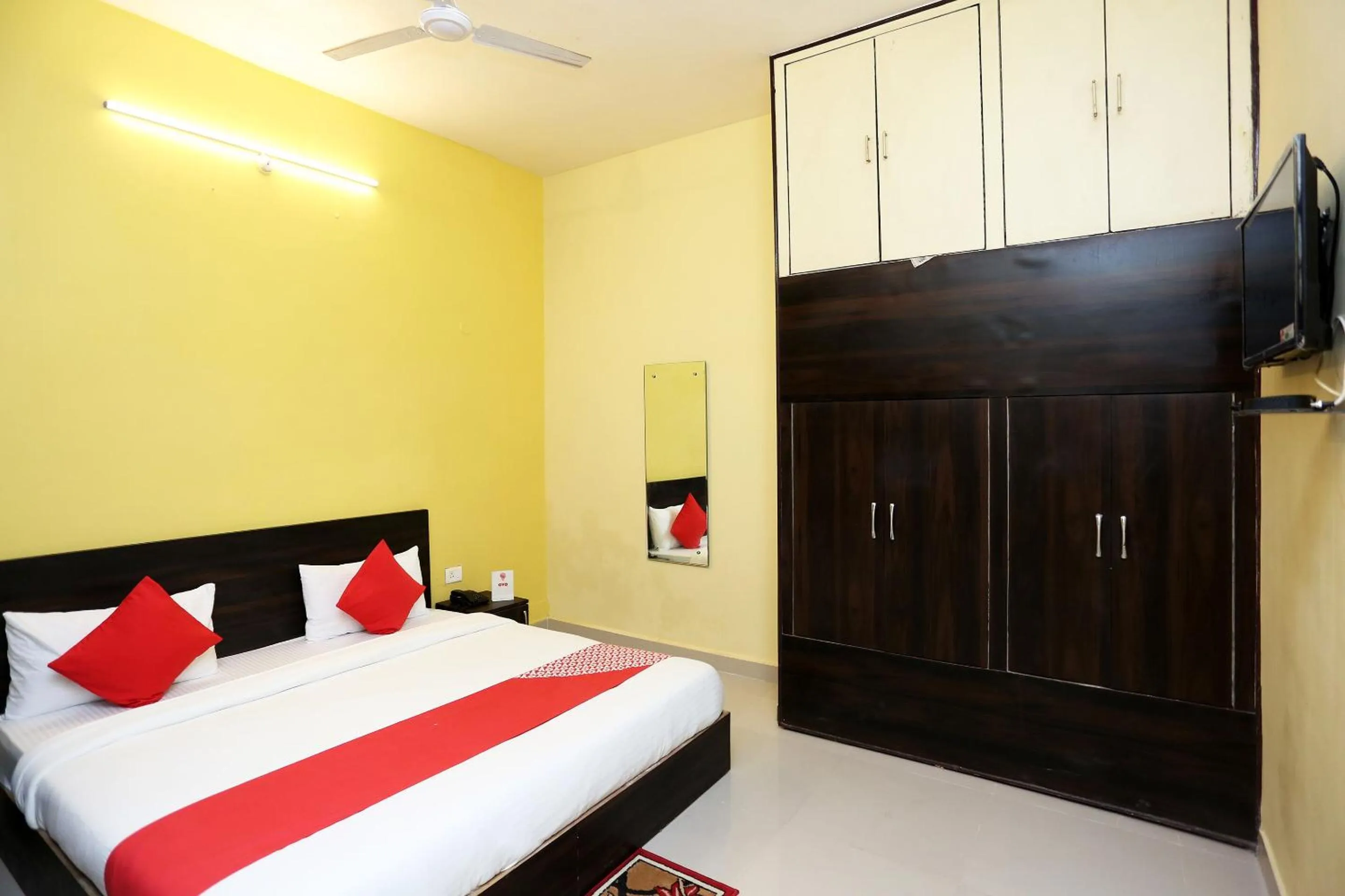 Bedroom, Bed in Hotel O Greenview Near Munshi Pulia Metro Station