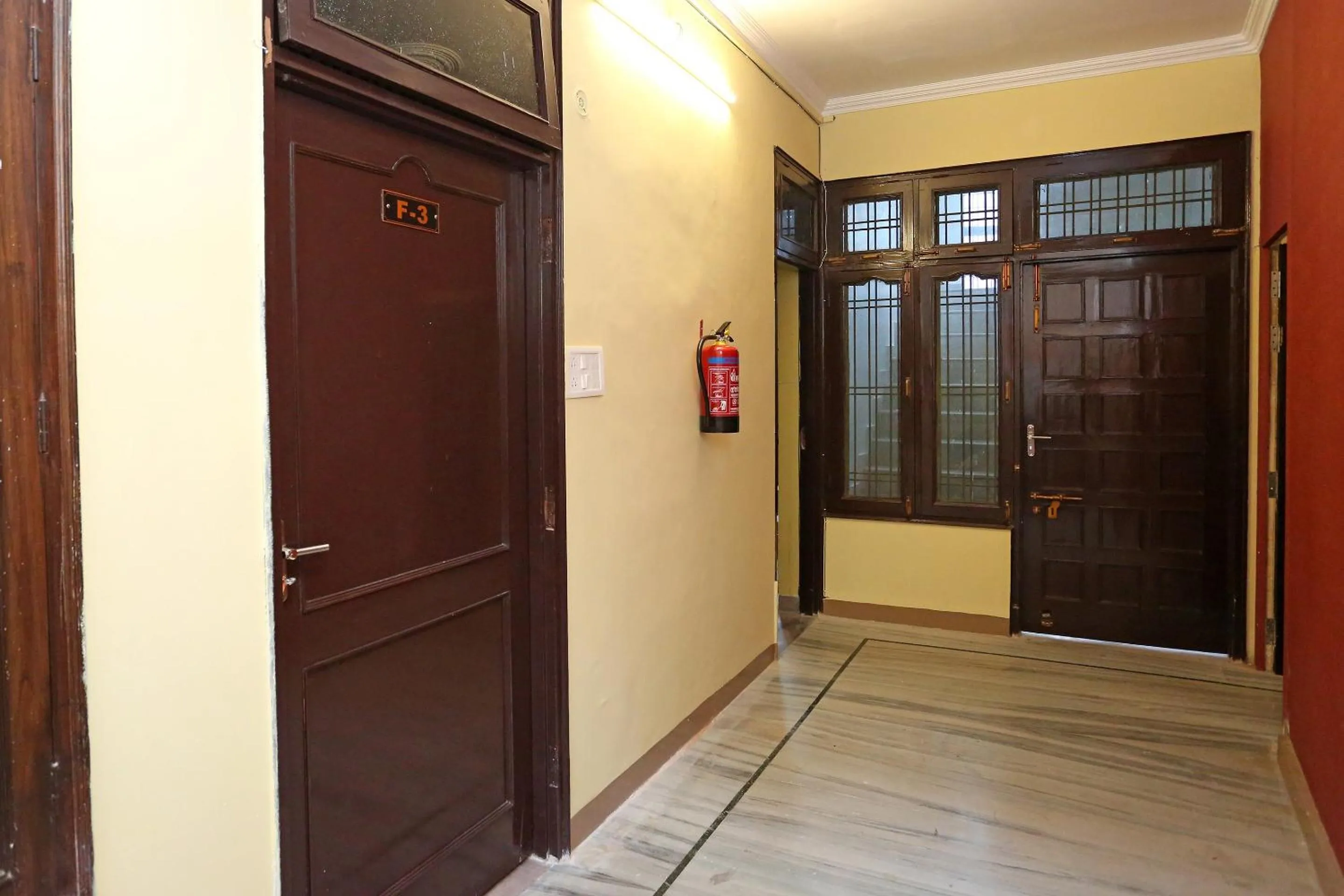 Lobby or reception in Hotel O Greenview Near Munshi Pulia Metro Station