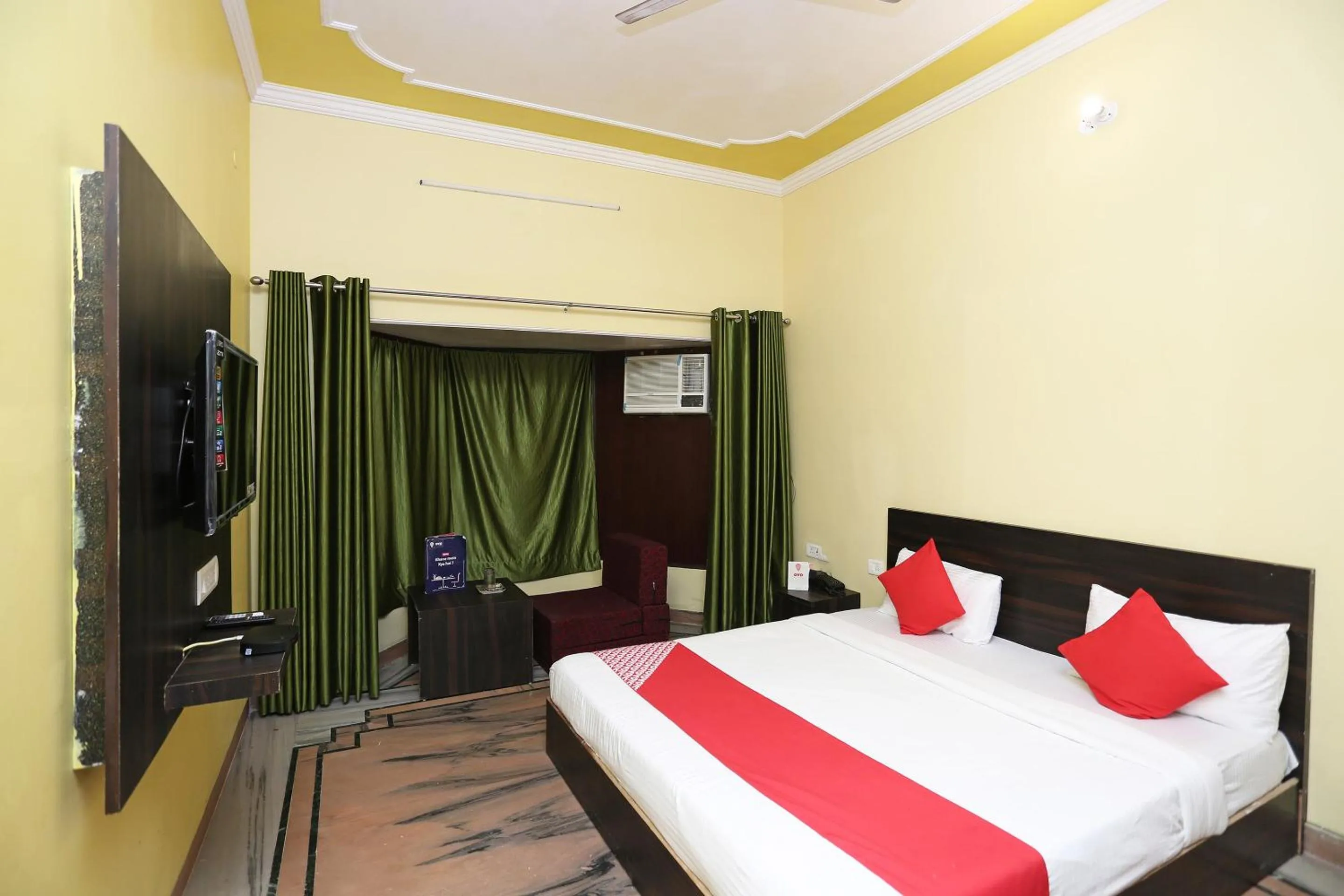 Lobby or reception, Bed in Hotel O Greenview Near Munshi Pulia Metro Station