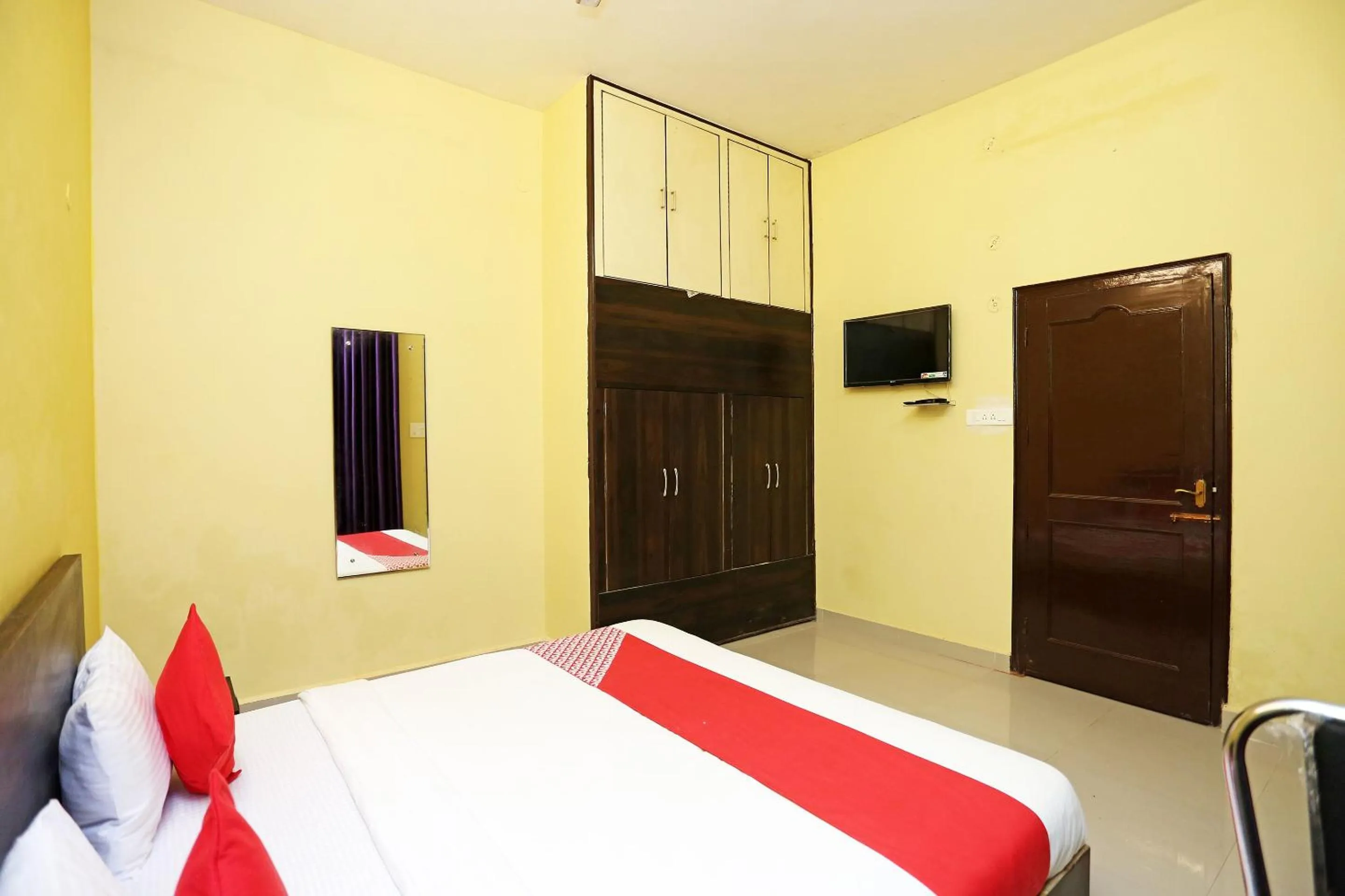 Bedroom, Bed in Hotel O Greenview Near Munshi Pulia Metro Station
