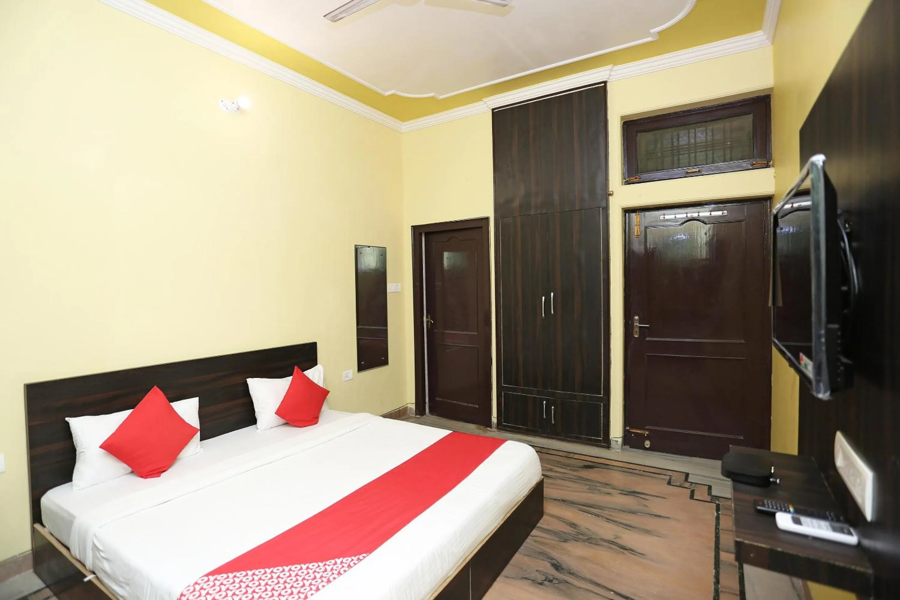 Bedroom, Bed in Hotel O Greenview Near Munshi Pulia Metro Station