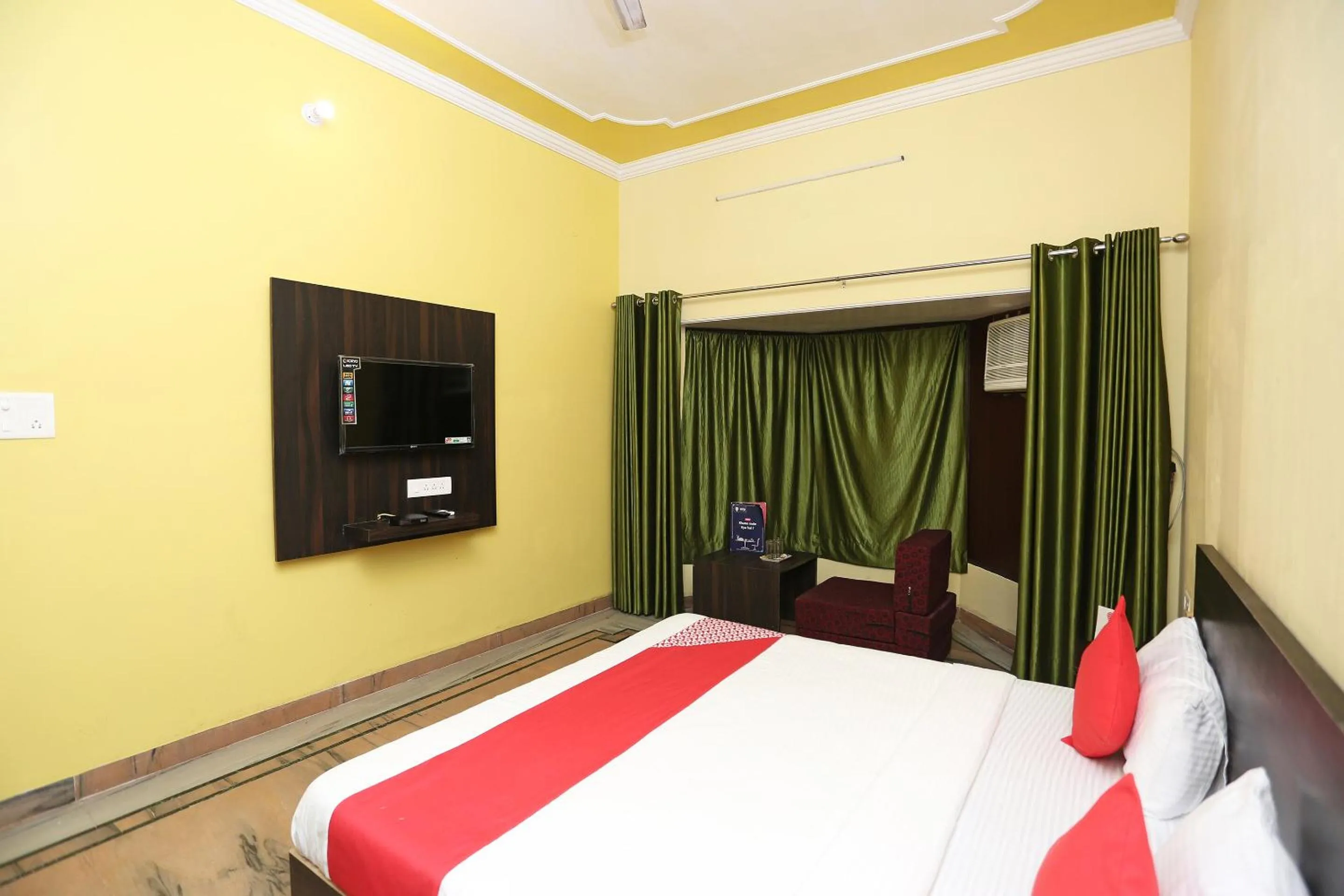 Bedroom, Bed in Hotel O Greenview Near Munshi Pulia Metro Station