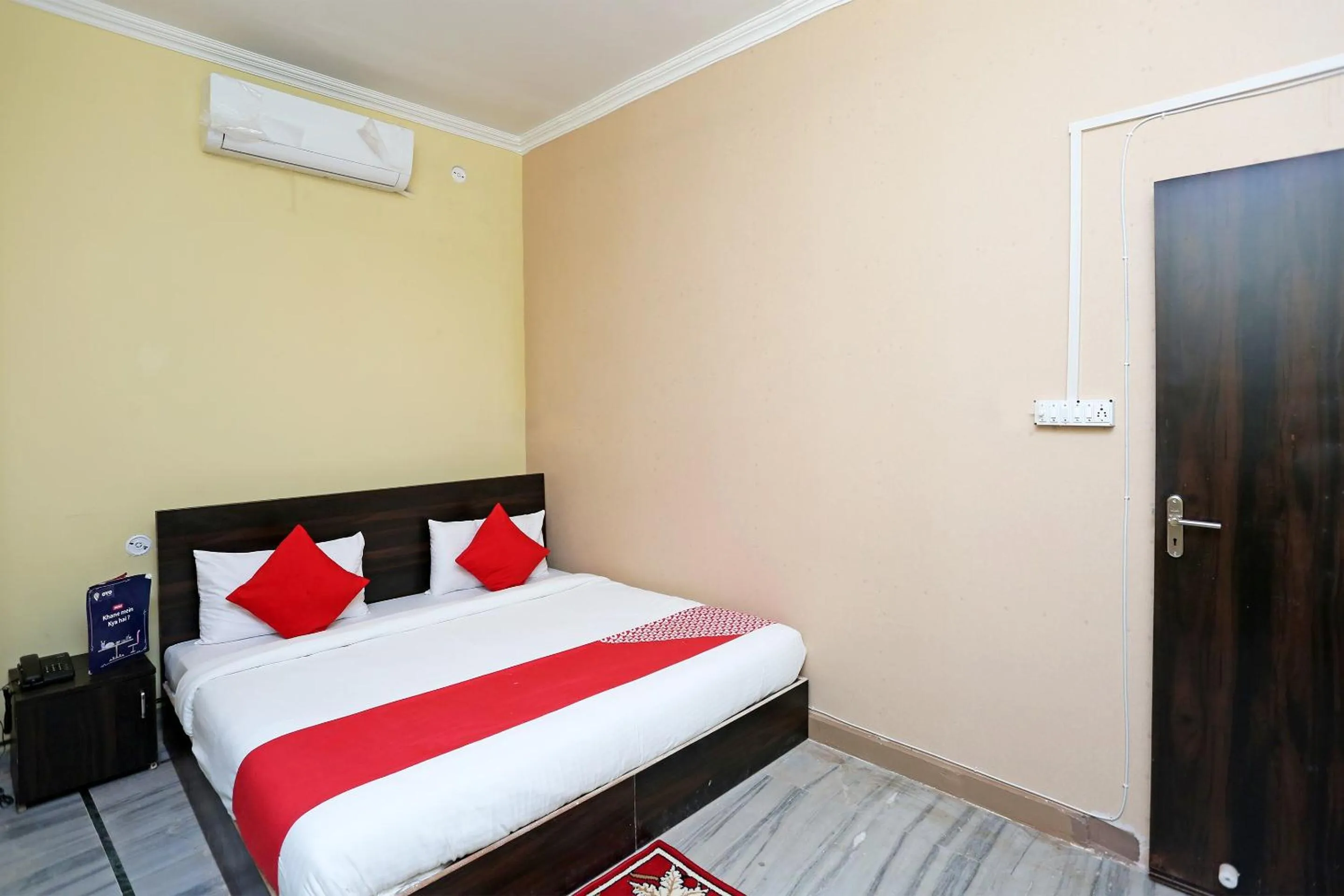 Bedroom, Bed in Hotel O Greenview Near Munshi Pulia Metro Station