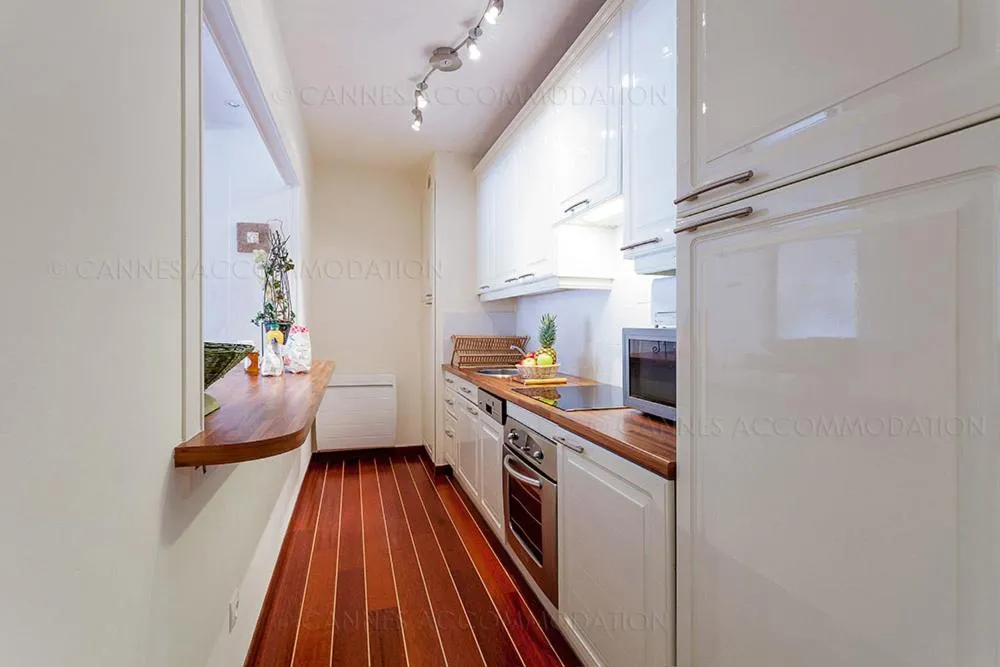 Kitchen or kitchenette in Gray 2A2