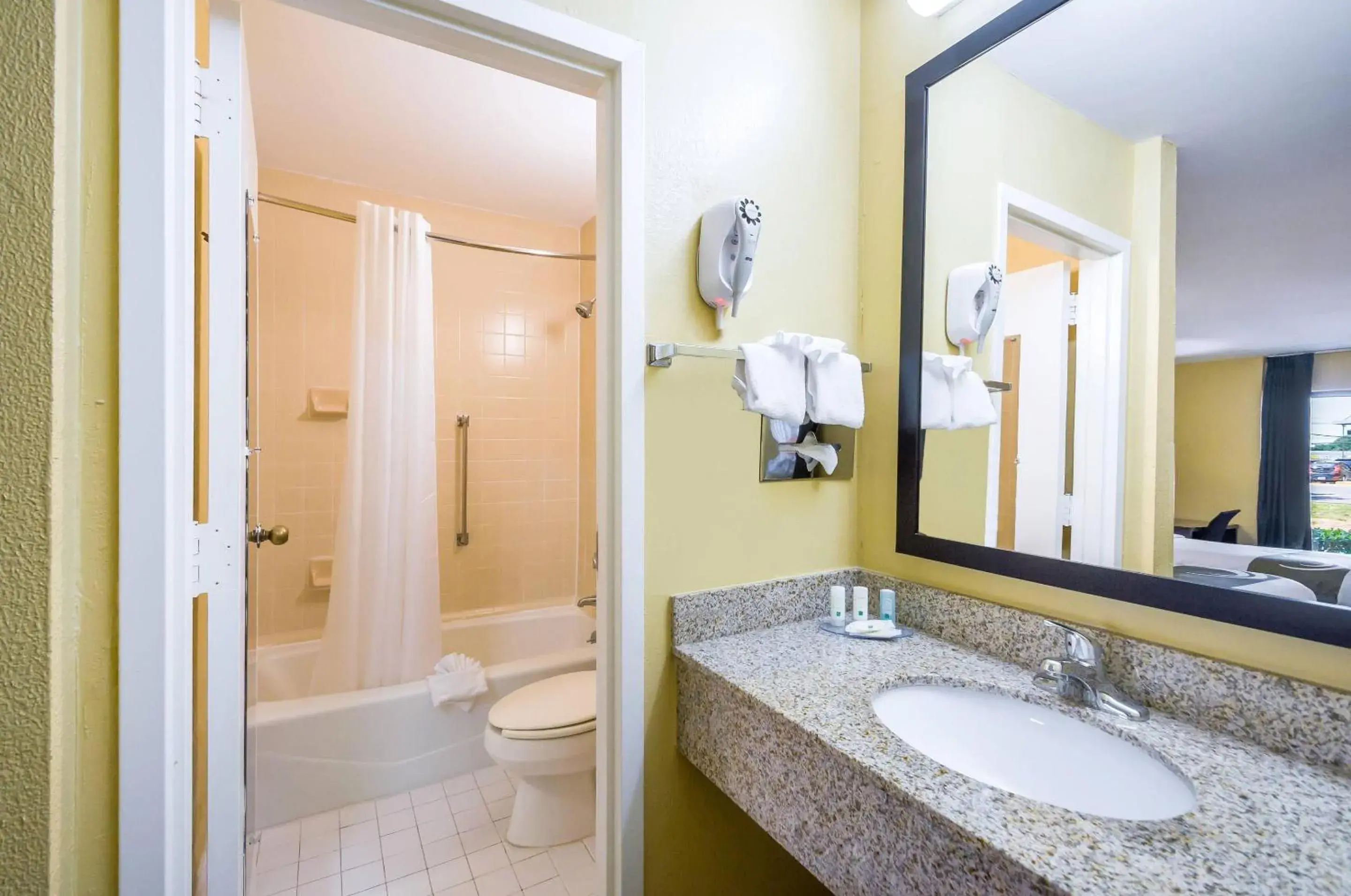 Bedroom in Quality Inn Fredericksburg-Central Park Area Bedroom in Quality Inn Fredericksburg-Central Park Area