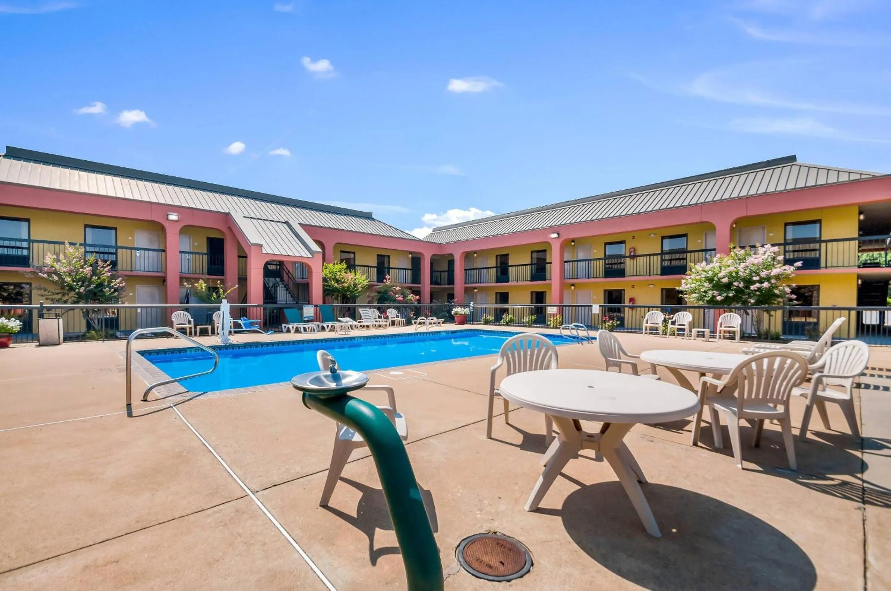 Swimming pool in Quality Inn Fredericksburg-Central Park Area